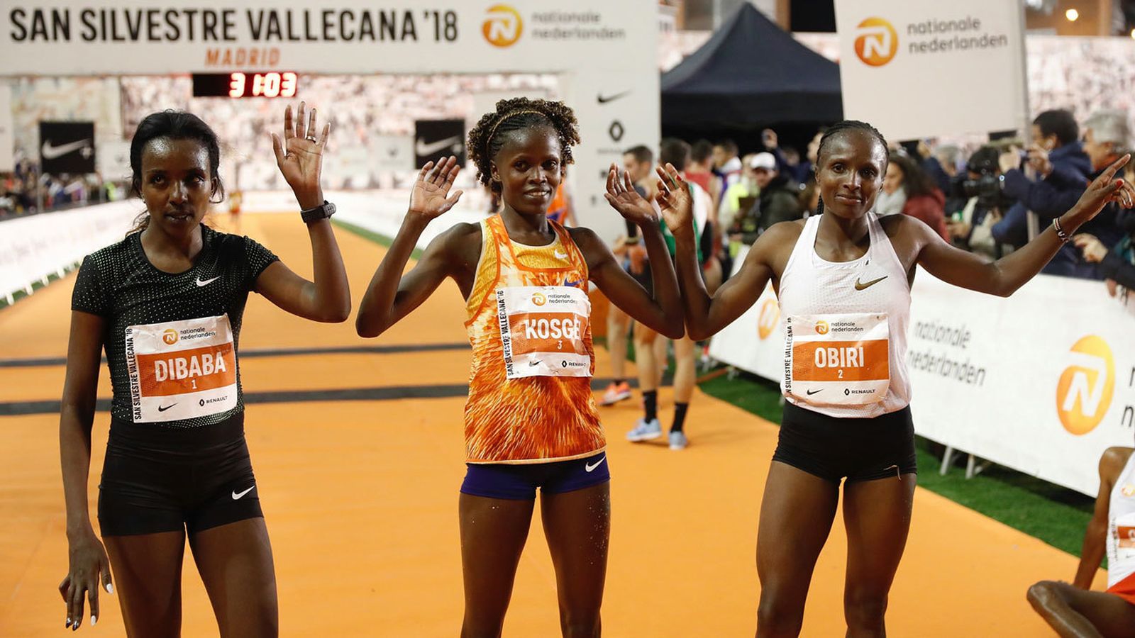 La keniana Brigid Kosgei, vencedora de la San Silvestre Vallecana 2018, junto Tirunesh Dibaba (segunda) y Hellen Obiri (tercera)