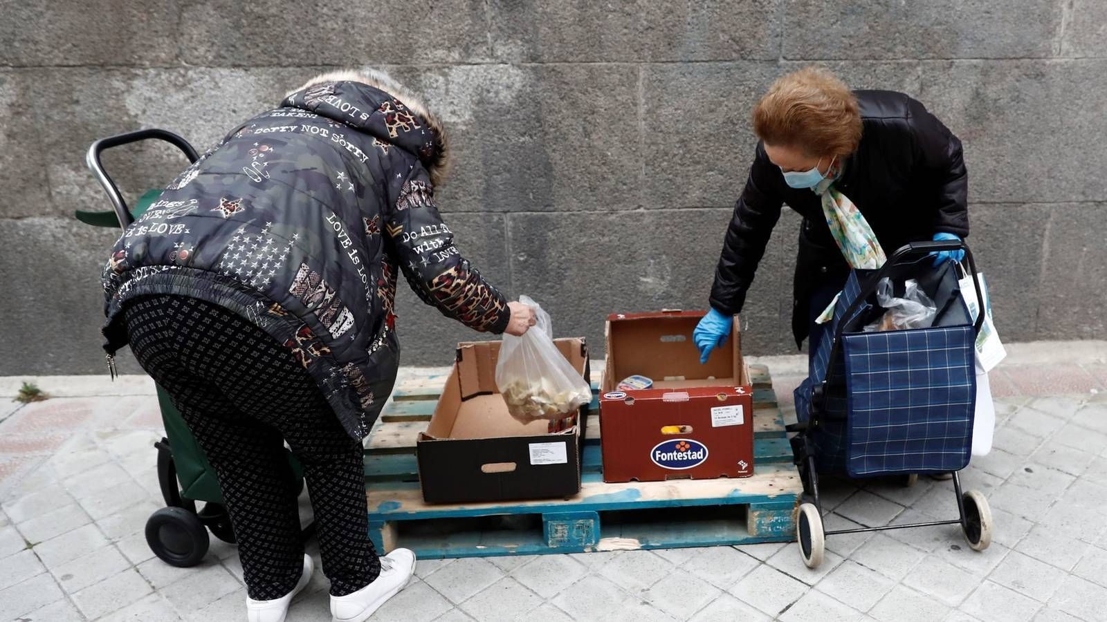 Las colas del hambre siguen creciendo ante la falta de ayudas oficiales