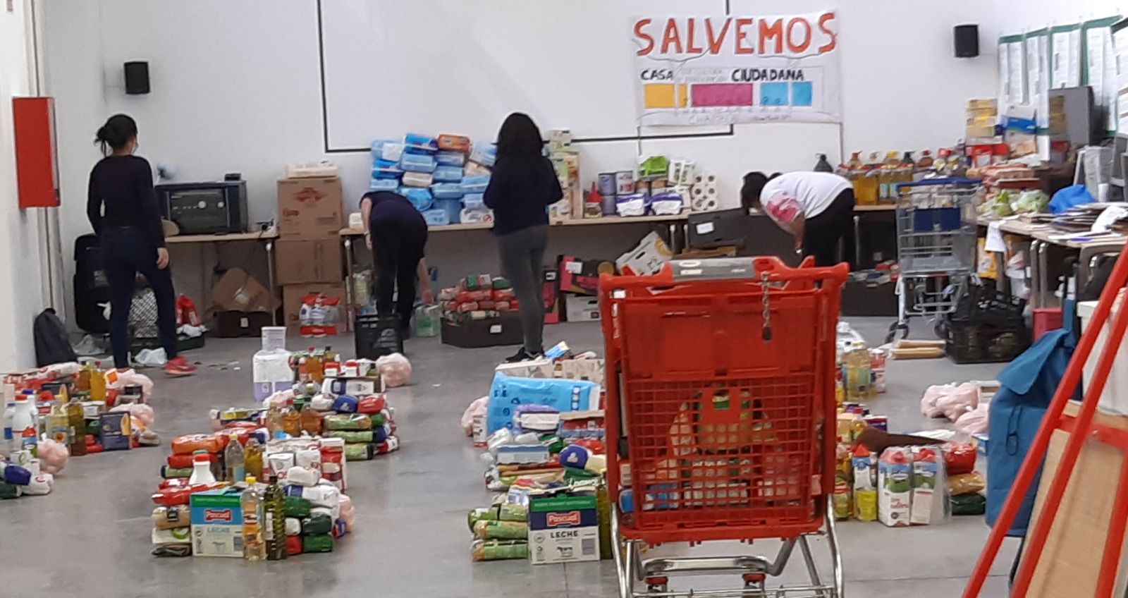 Despensa solidaria organizada dentro de la Casa de la Cultura de Chamberí
