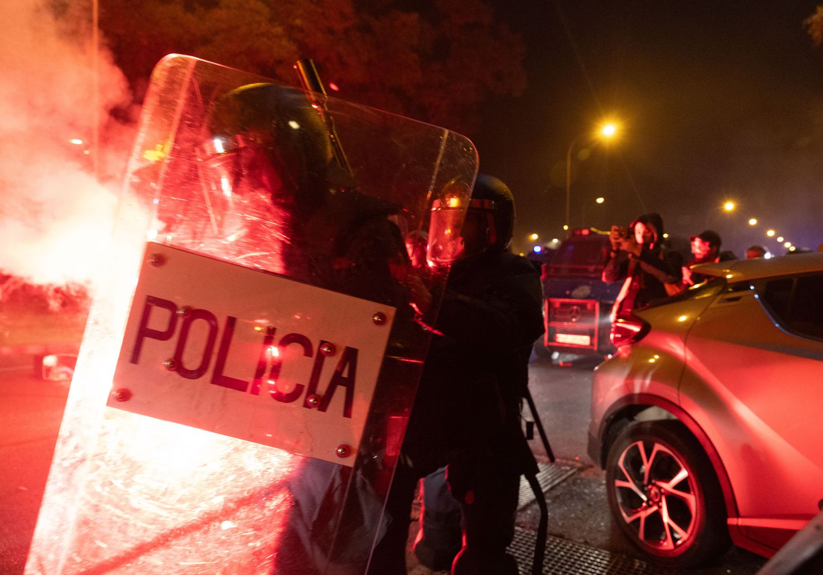 ¿Quiénes son los ultras que revientan las protestas pacíficas en Ferraz?