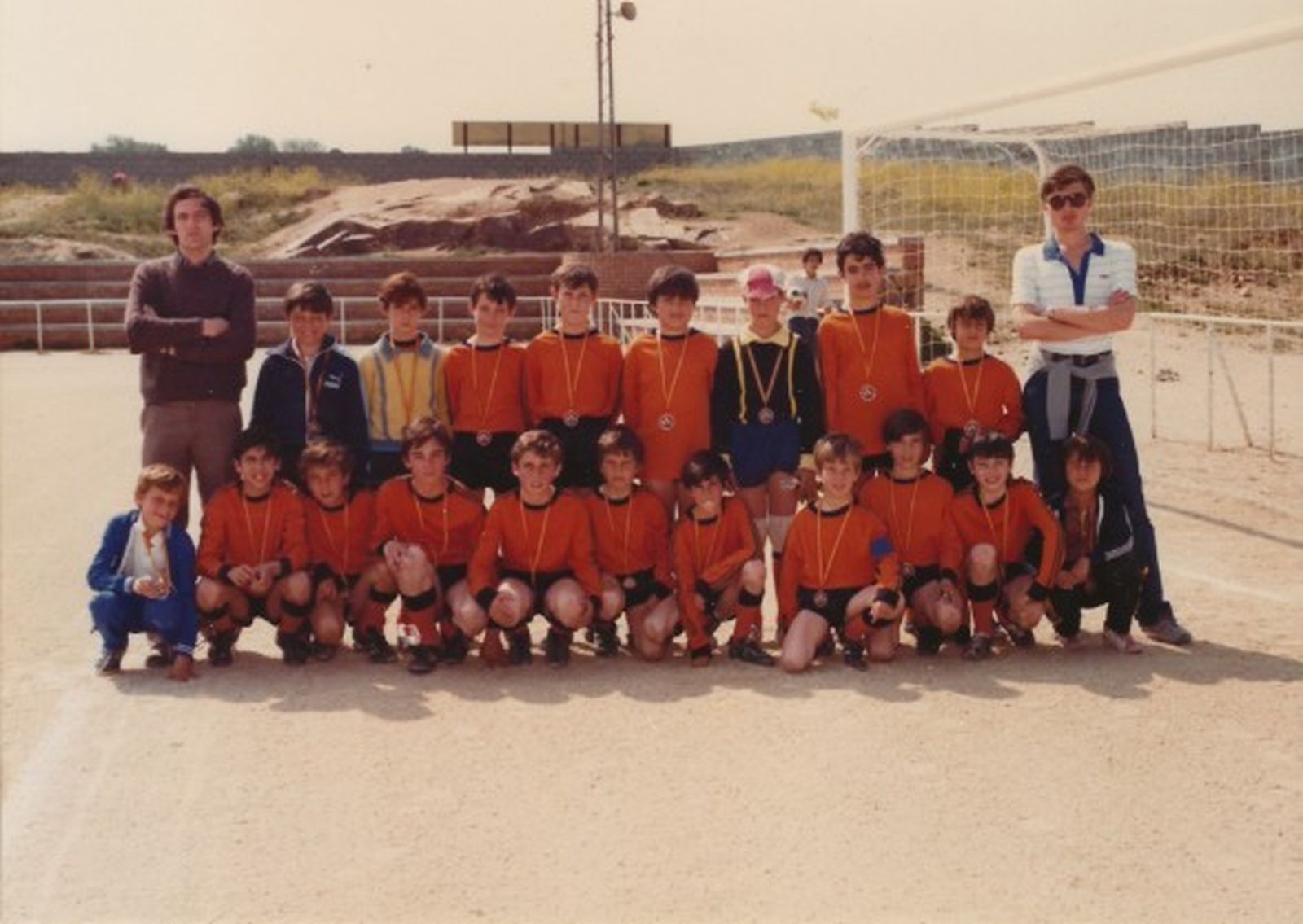 'Yayo' (arriba dcha.) junto a jugadores del Club Deportivo Galapagar