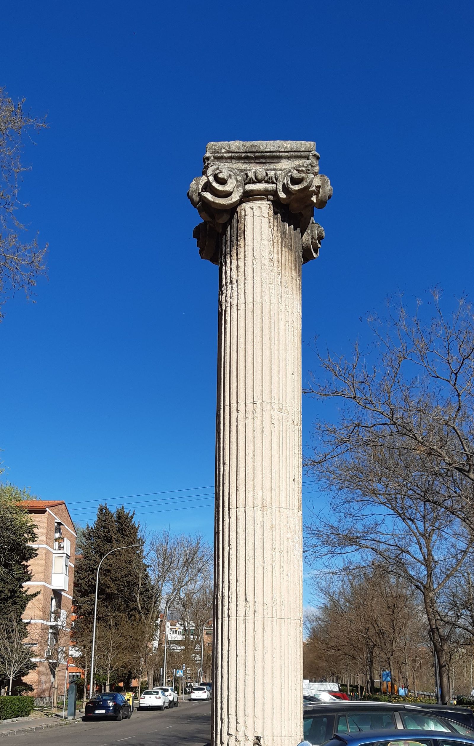 Columna de estilo jónico en la Calle Ribera del Manzanares