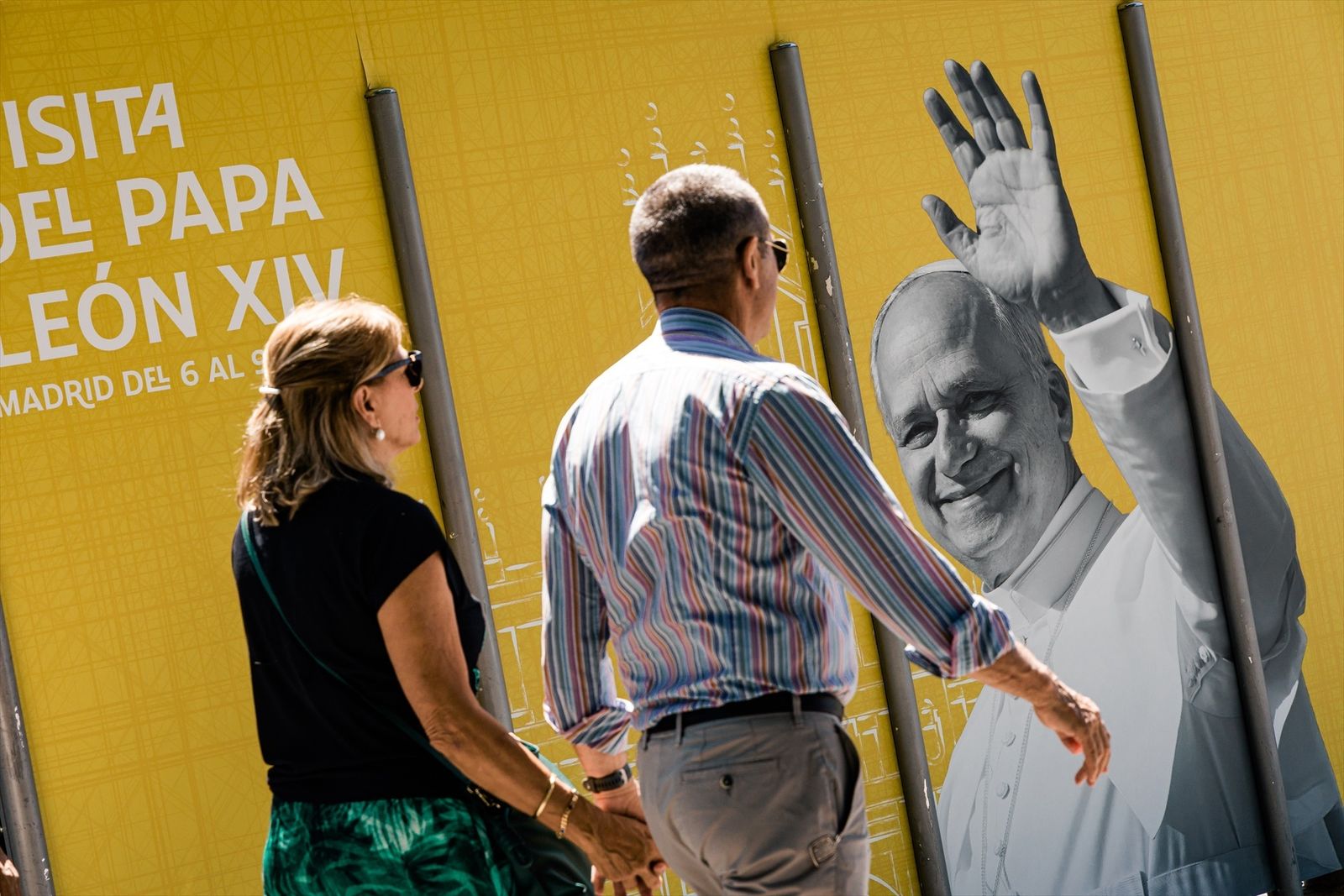 Cartel publicitario visita del Papa