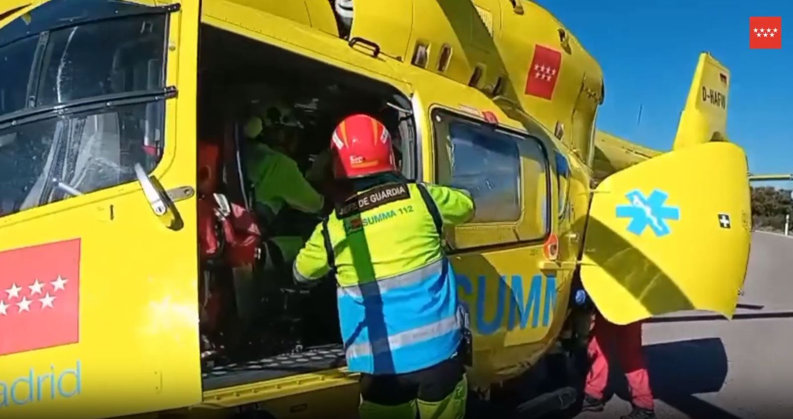 Un helicóptero del Summa 112 atiende a heridos por un jabalí