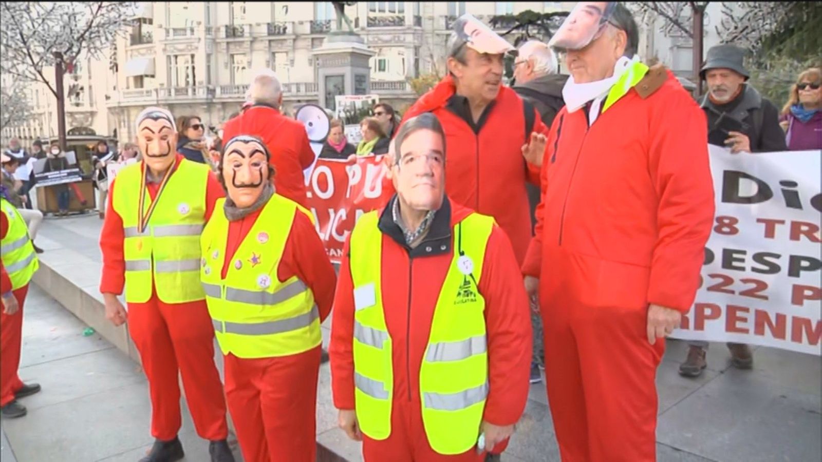 Los pensionistas protestan disfrazados de ‘La casa de papel’ frente al Congreso