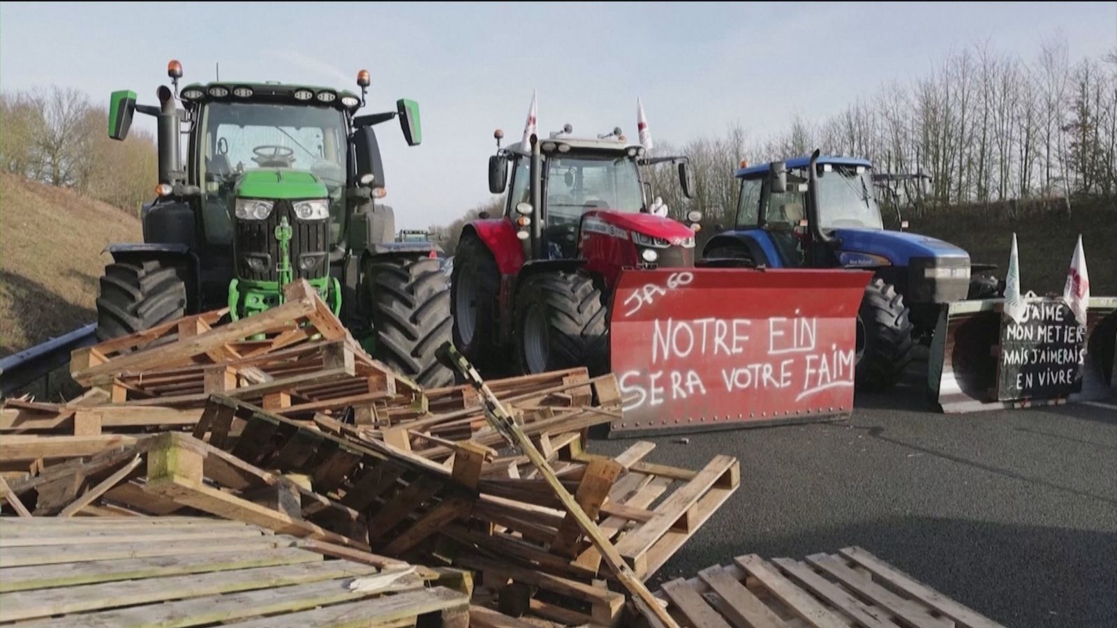 Nueva jornada de protestas de los agricultores franceses para bloquear Paris  cuya ira se ceba con los camioneros españoles