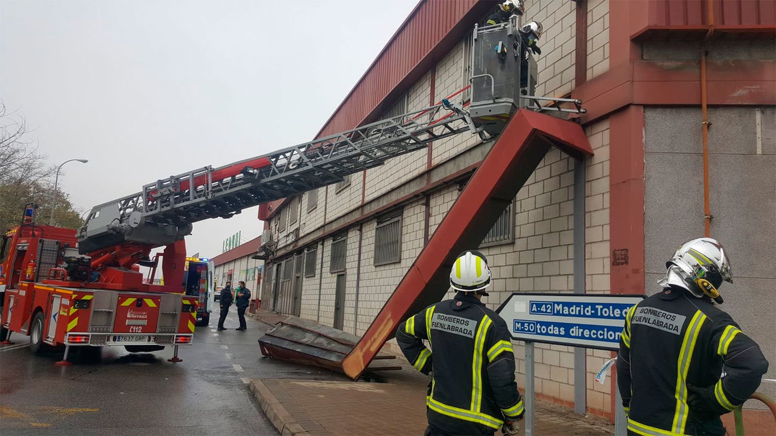 Un hombre de 46 años muy grave en Cobo Calleja tras ser aplastado por una viga de hierro