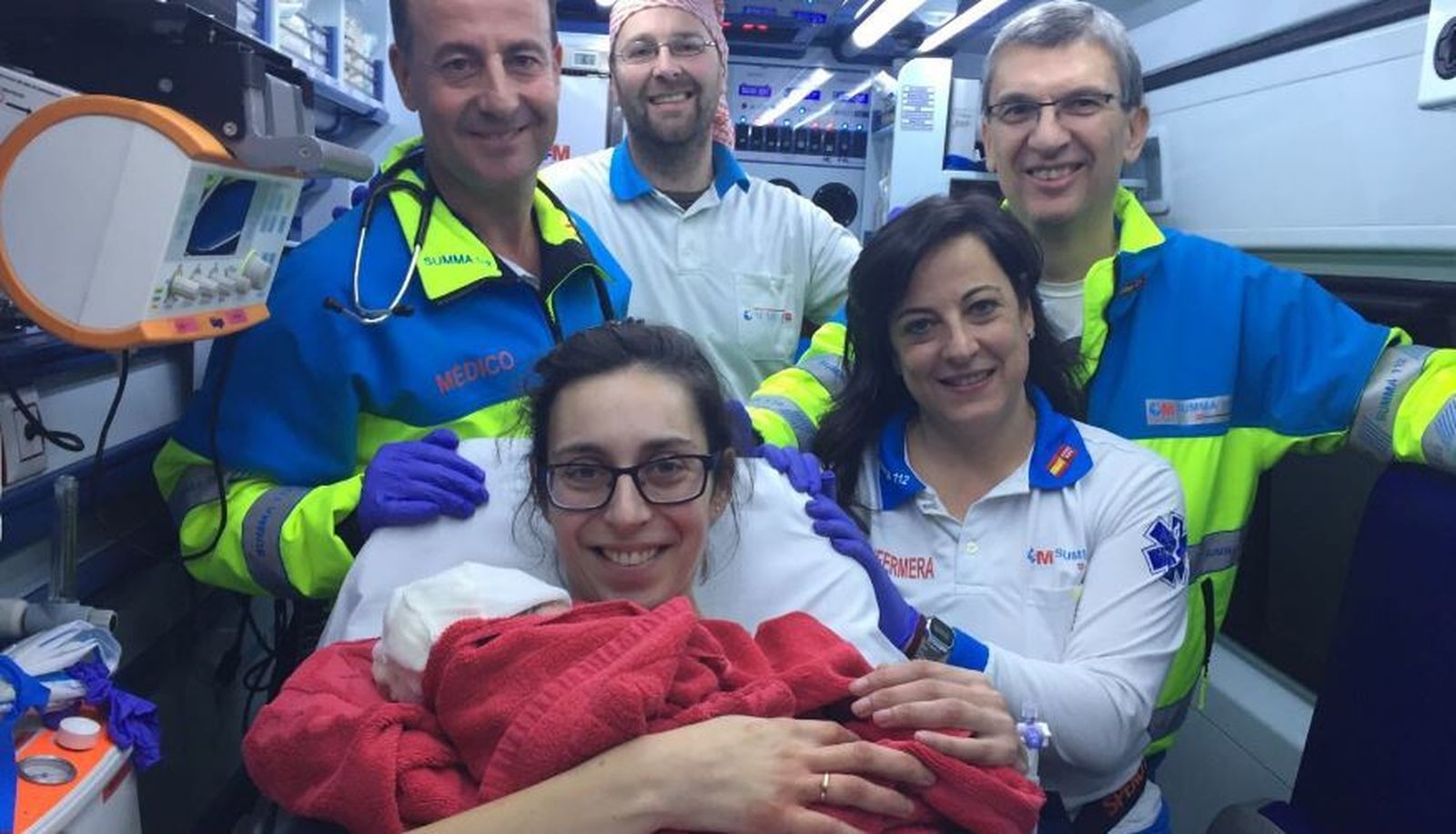 La madre con el bebé y la asistencia médica
