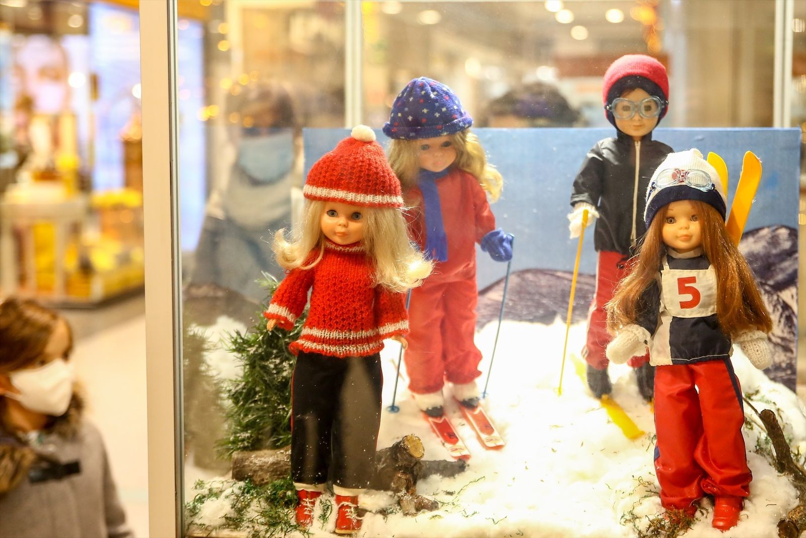 Varios modelos de la Nancy colocadas en la exposición ‘Nancy, una muñeca con historia’, en el Centro Comercial Moda Shopping de Madrid,