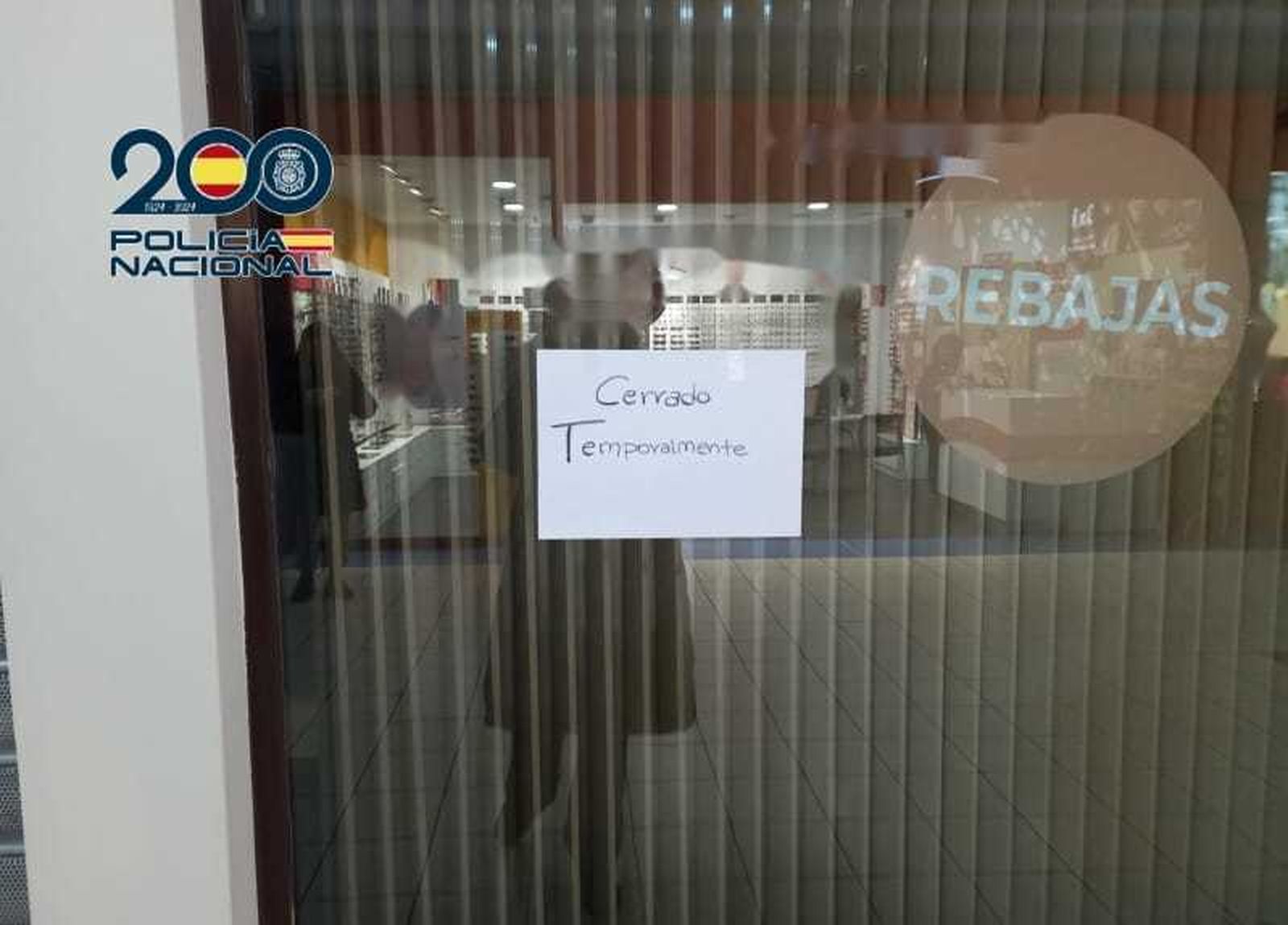 Cartel de "cerrado temporalmente" del centro estético de San Blas