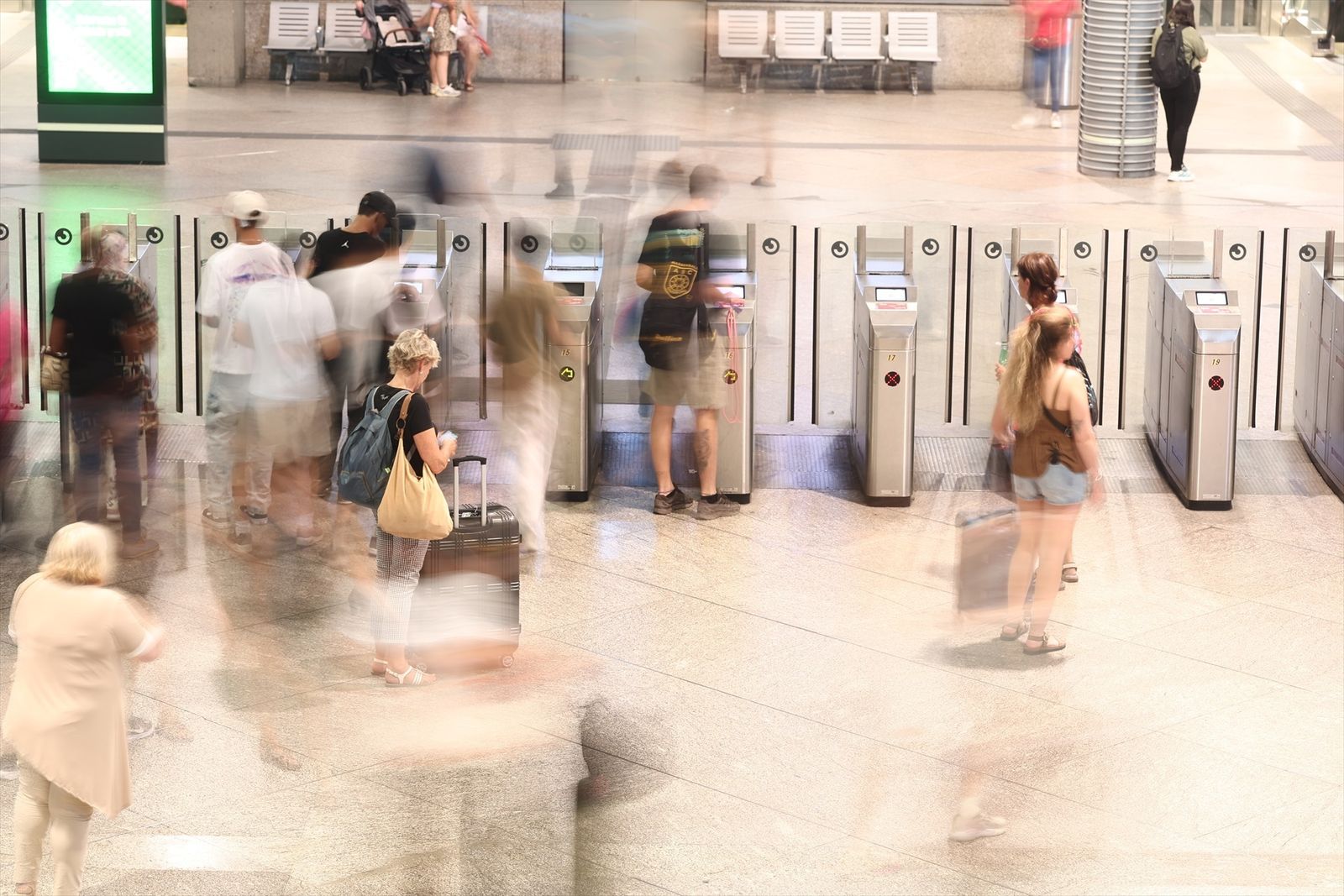 Pasajeros en un andén de la estación de trenes de Puerta de Atocha