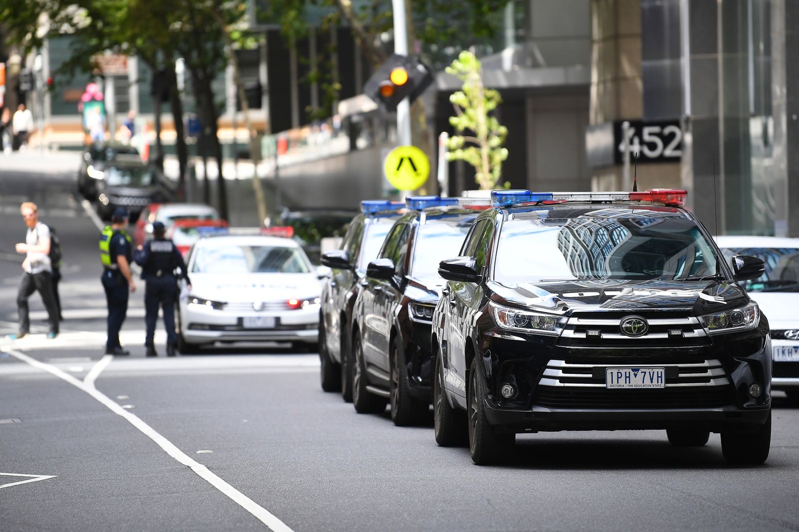 Vehículos policiales detienen a Novak Djokovic en Australia