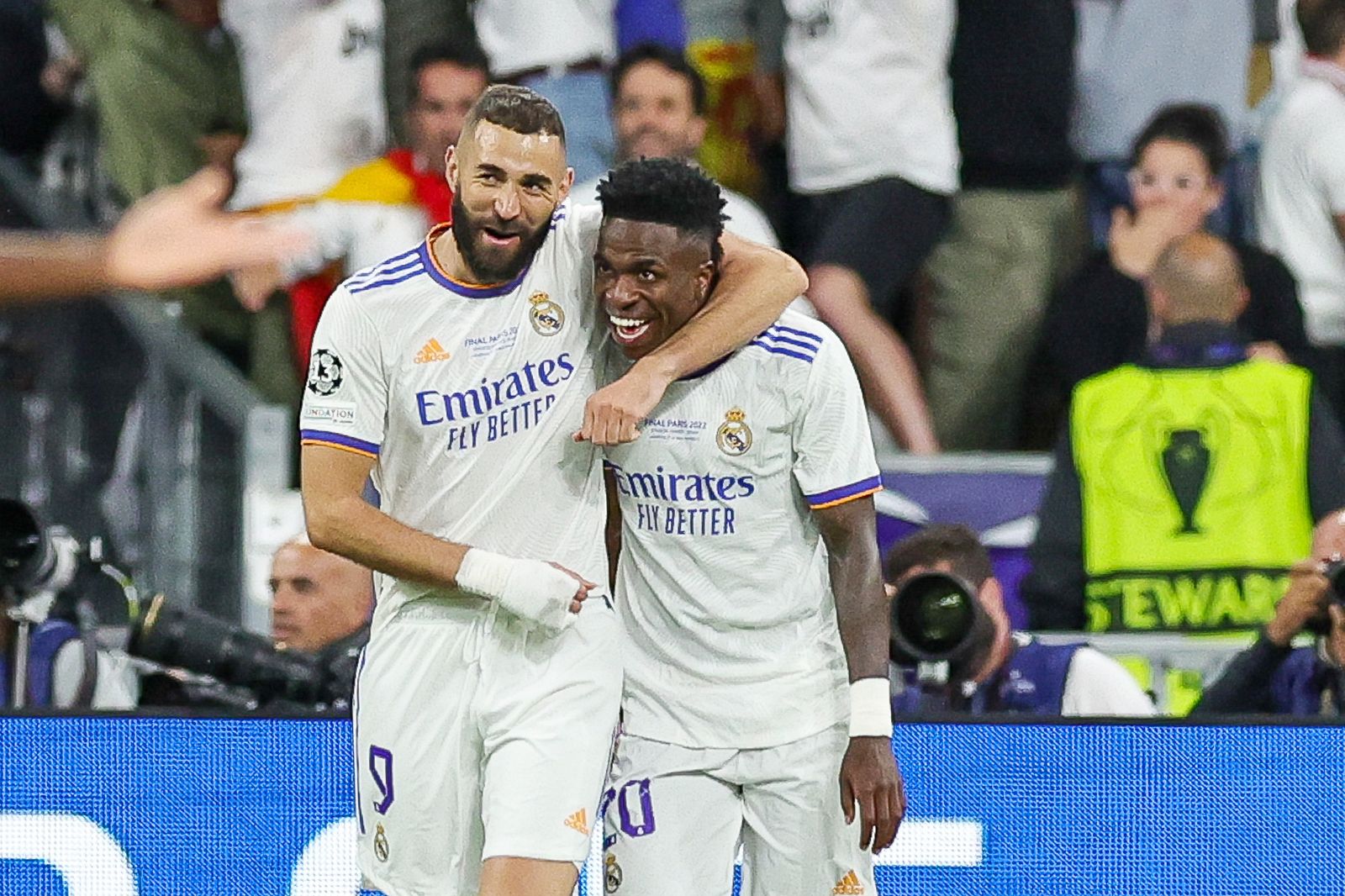 Benzema y Vinicius Jr celebran un gol