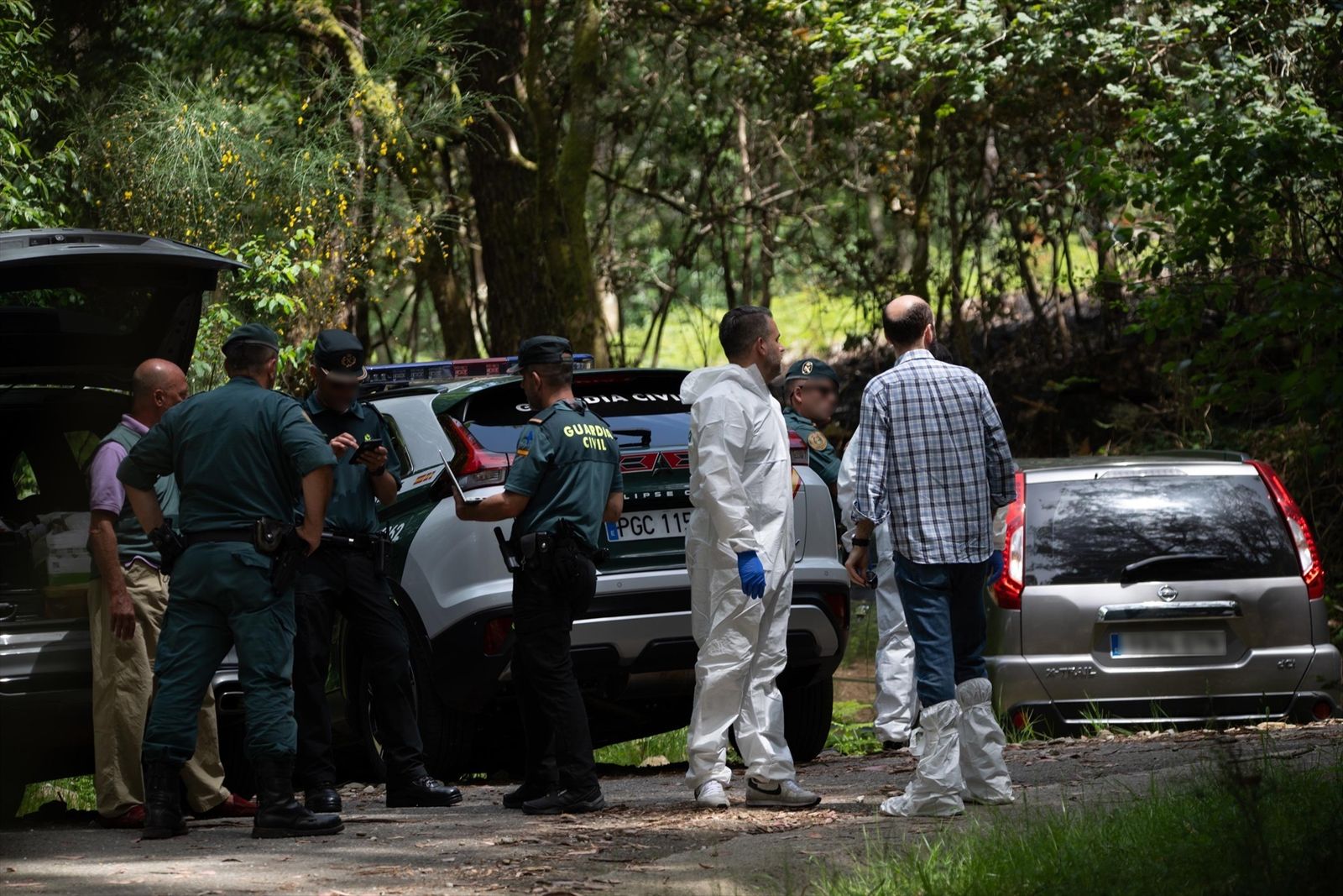 Hallan dos cadáveres dentro de un coche calcinado en Campo Lameiro (Pontevedra)
