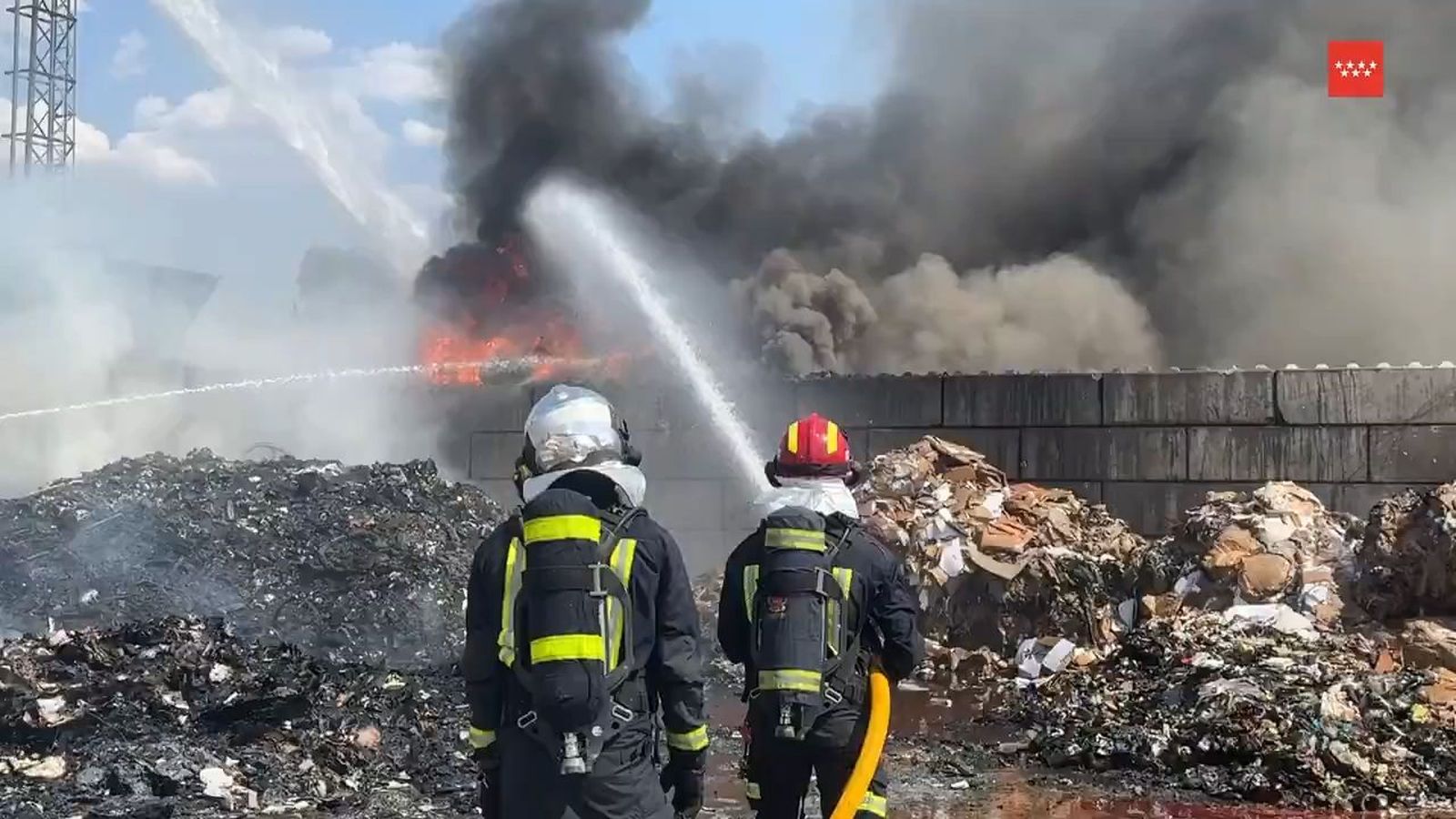 Incendio en una nave de reciclaje en San Fernando de Henares