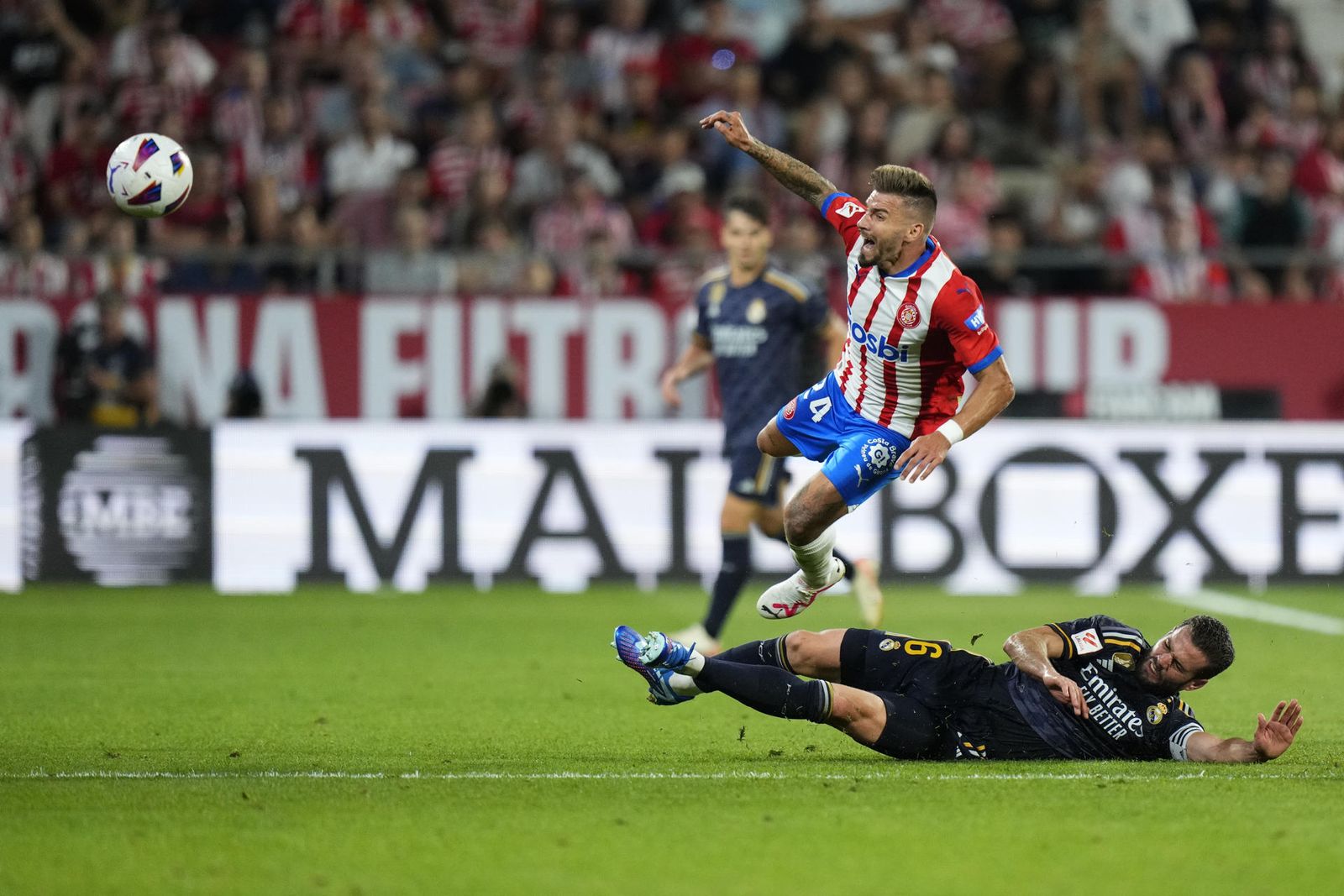 Portu pelea un balón con Nacho Fernández durante el partido de Liga entre el Girona y el Real Madrid