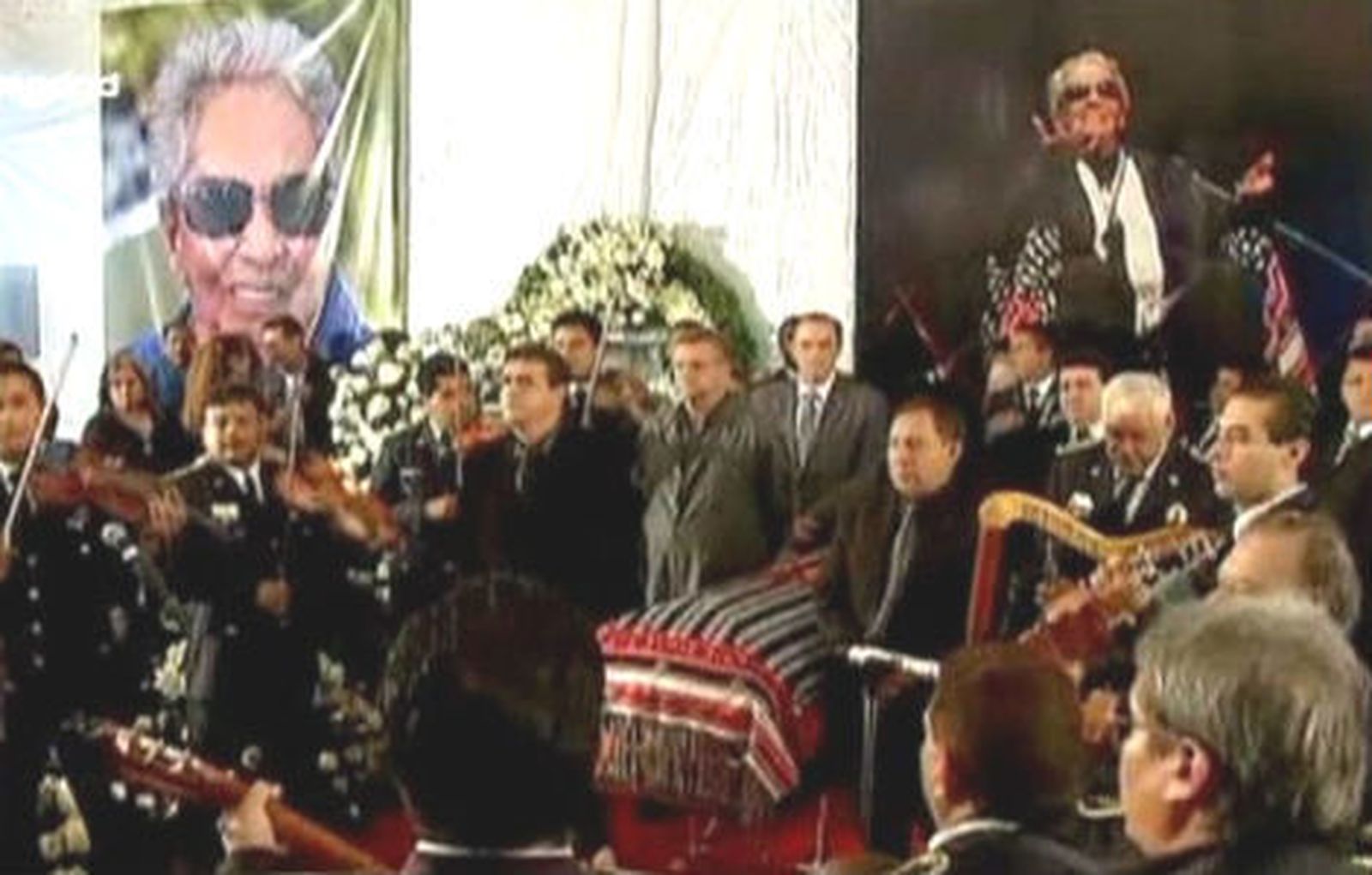 Flores, lágrimas y música para despedir en México a Chavela Vargas