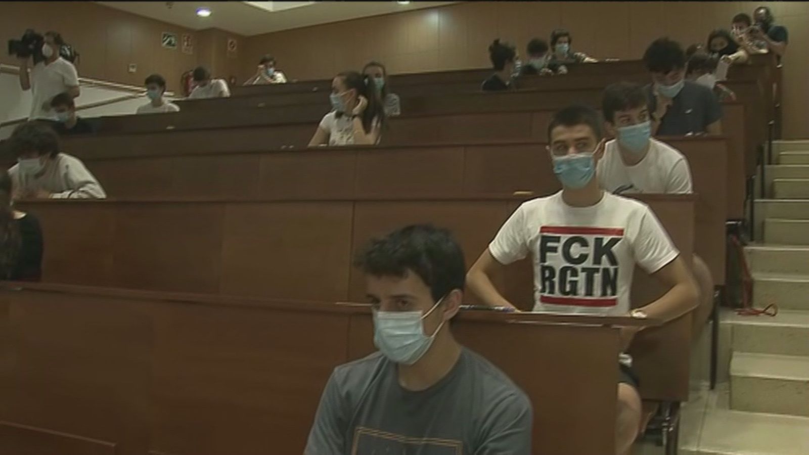 Comienza en Madrid la EvAU de la pandemia y ni la mascarilla tapa los nervios de los estudiantes