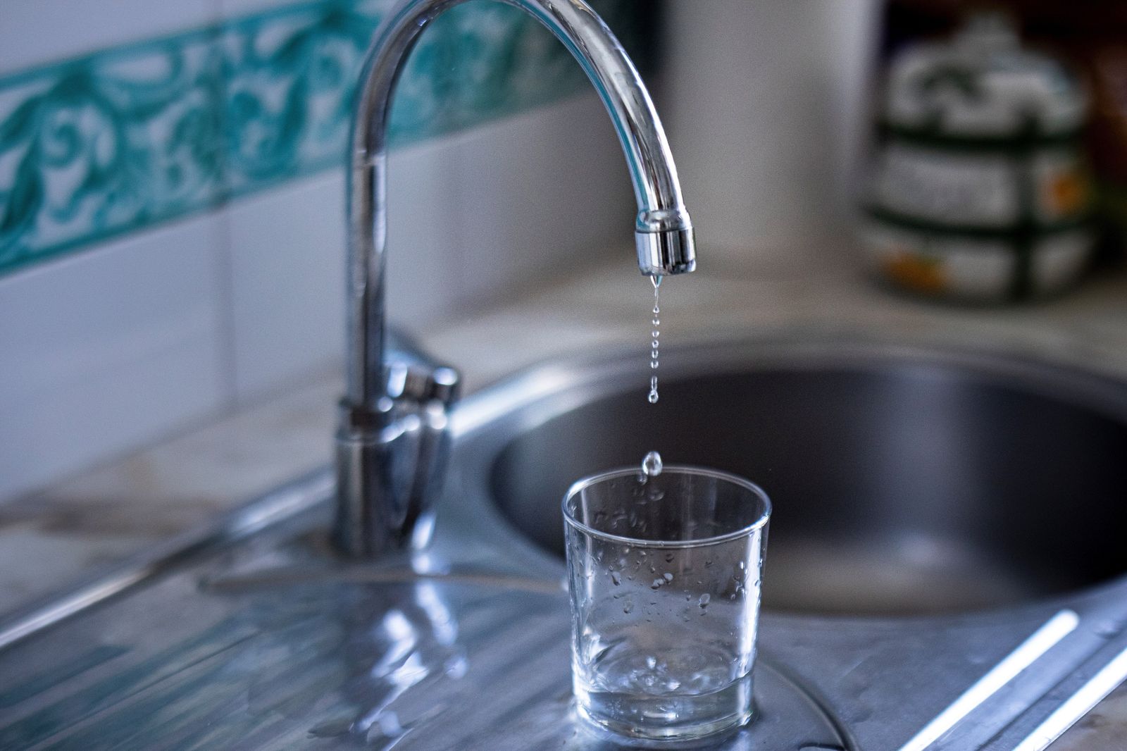Imagen de recurso de un grifo de agua de uso doméstico goteando