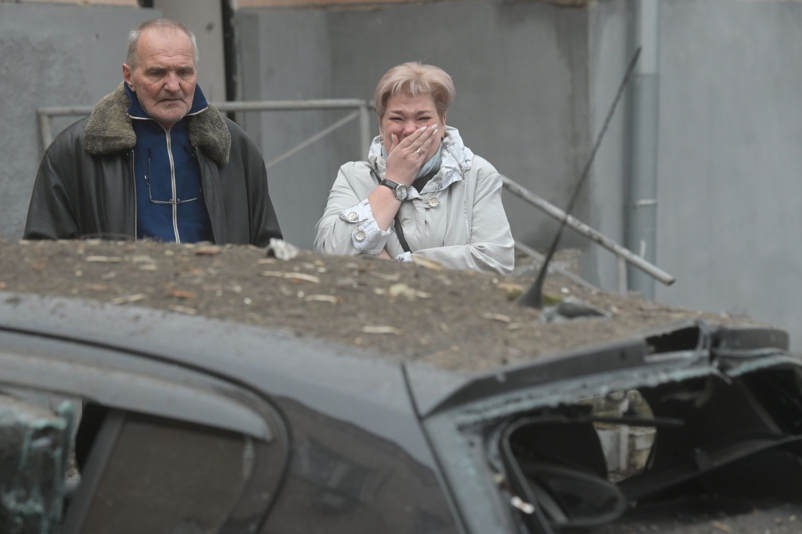 Una mujer llora mientras observa los daños causados por un bombardeo reciente, en Donetsk