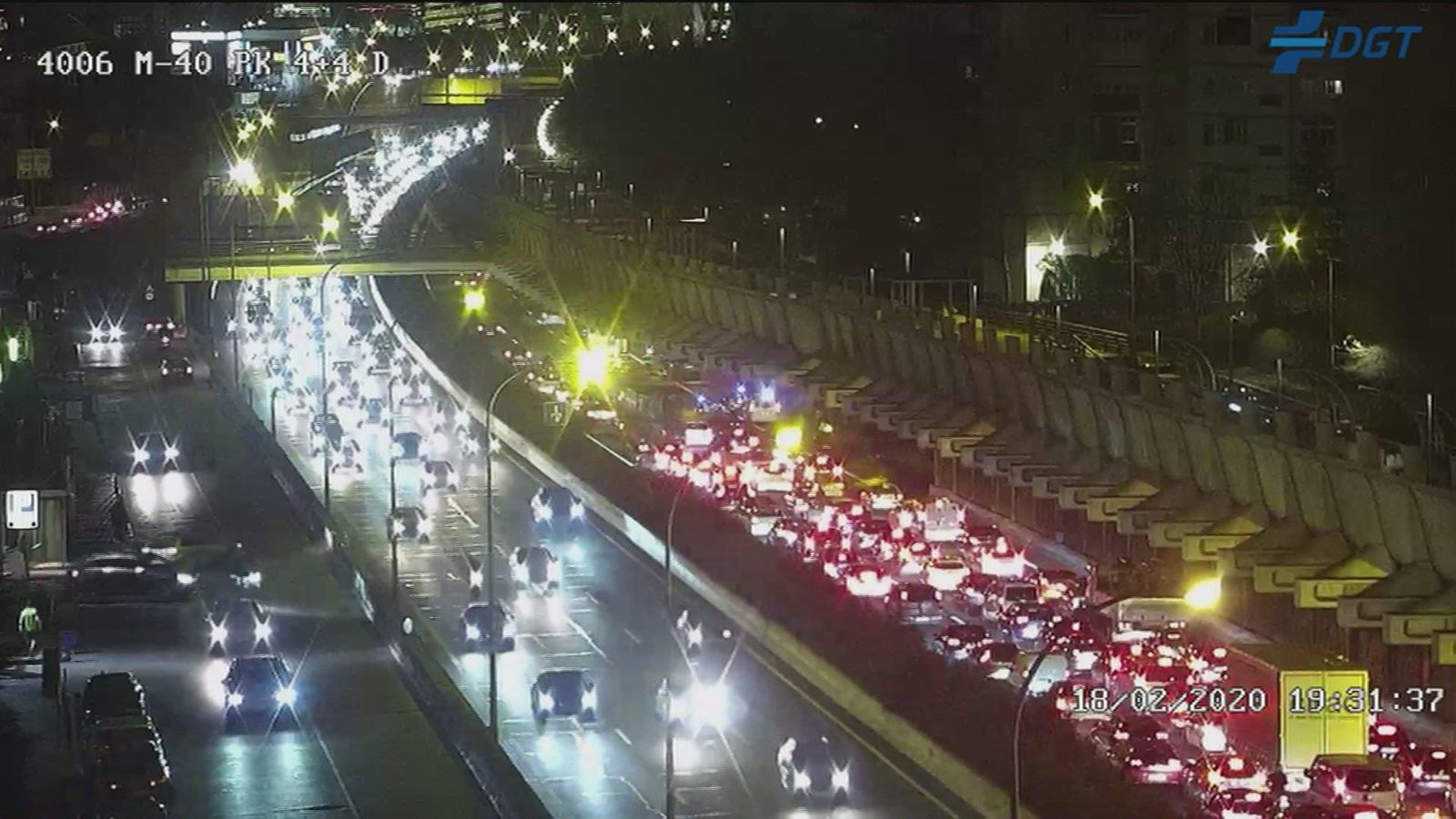 Un coche incendiado en la M-40 provoca largas retenciones