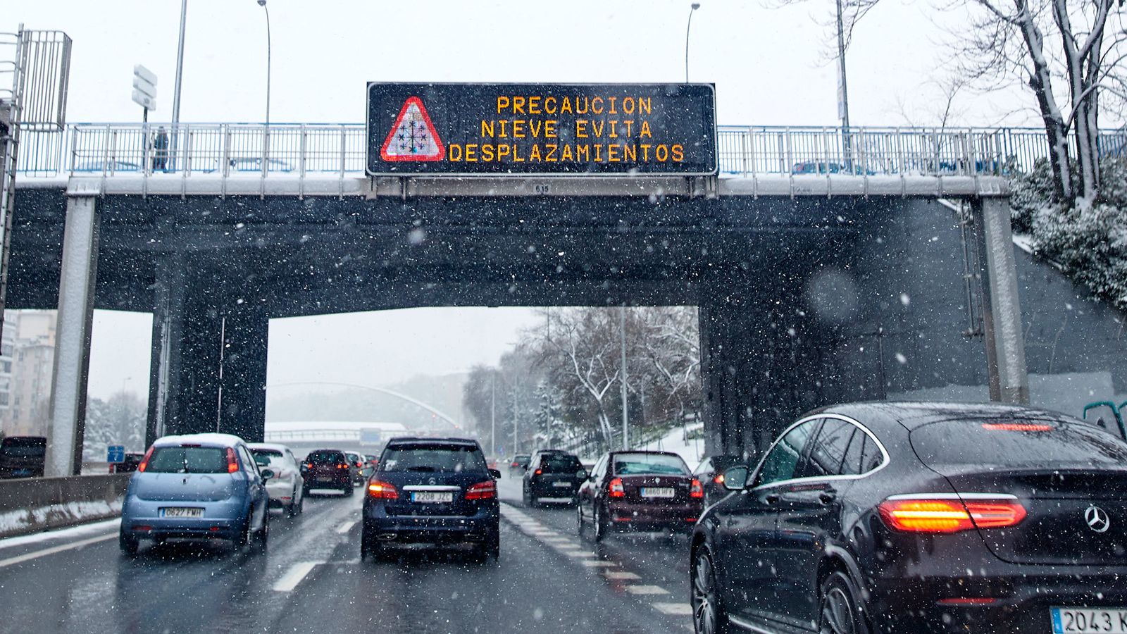 Anuncio de precaución por nieve en una carretera de Madrid