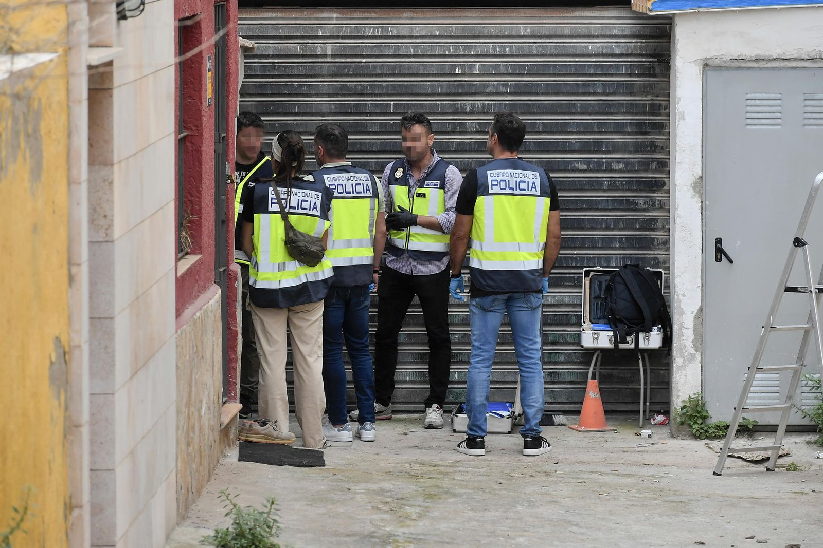 Varios agentes en el lugar donde ha sido encontrado el cuerpo del joven turista