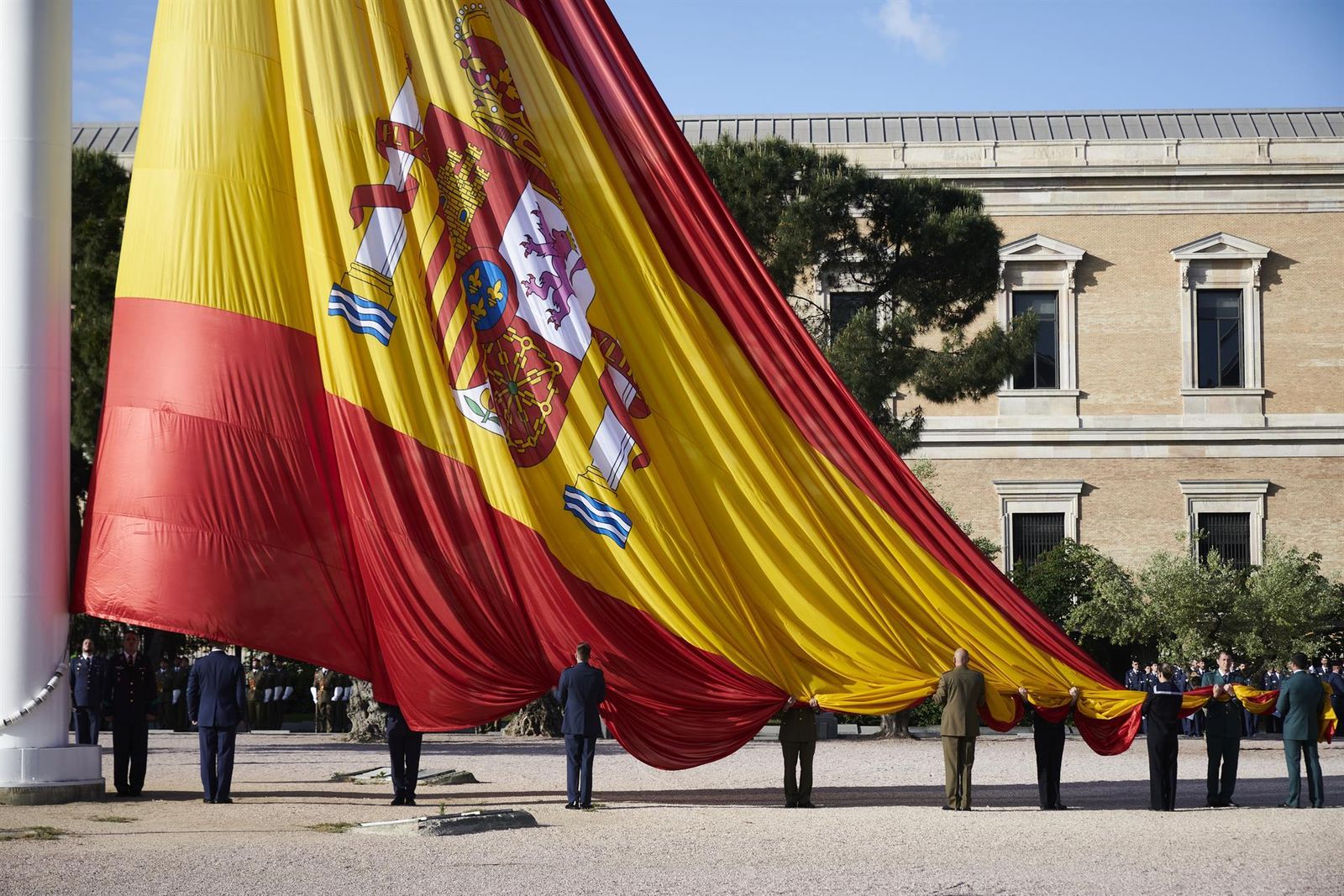 El izado de la bandera en Colón da inicio a las fiestas del patrón de Madrid
