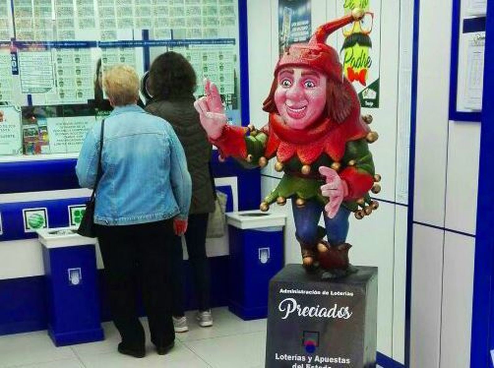 Duendes, brujas, paraguas y jorobados de la suerte en las administraciones de Lotería madrileñas