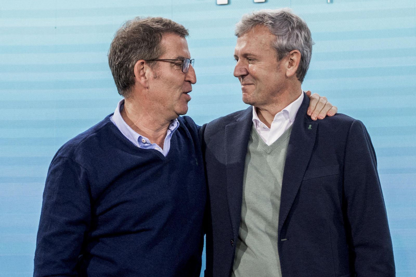 El presidente del PP, Alberto Núñez Feijóo (i) y el presidente del PP de Galicia, Alfonso Rueda este domingo durante la clausura la XXVI jornada interpalamentaria 'Cumplir con la palabra' en Ourense