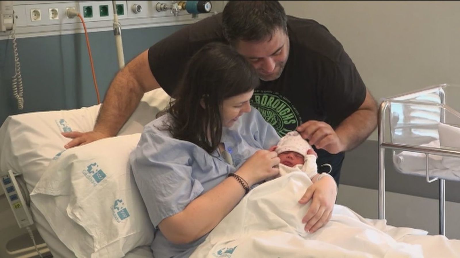 Unos padres dan la bienvenida al mundo a su hijo en un hospital de Madrid