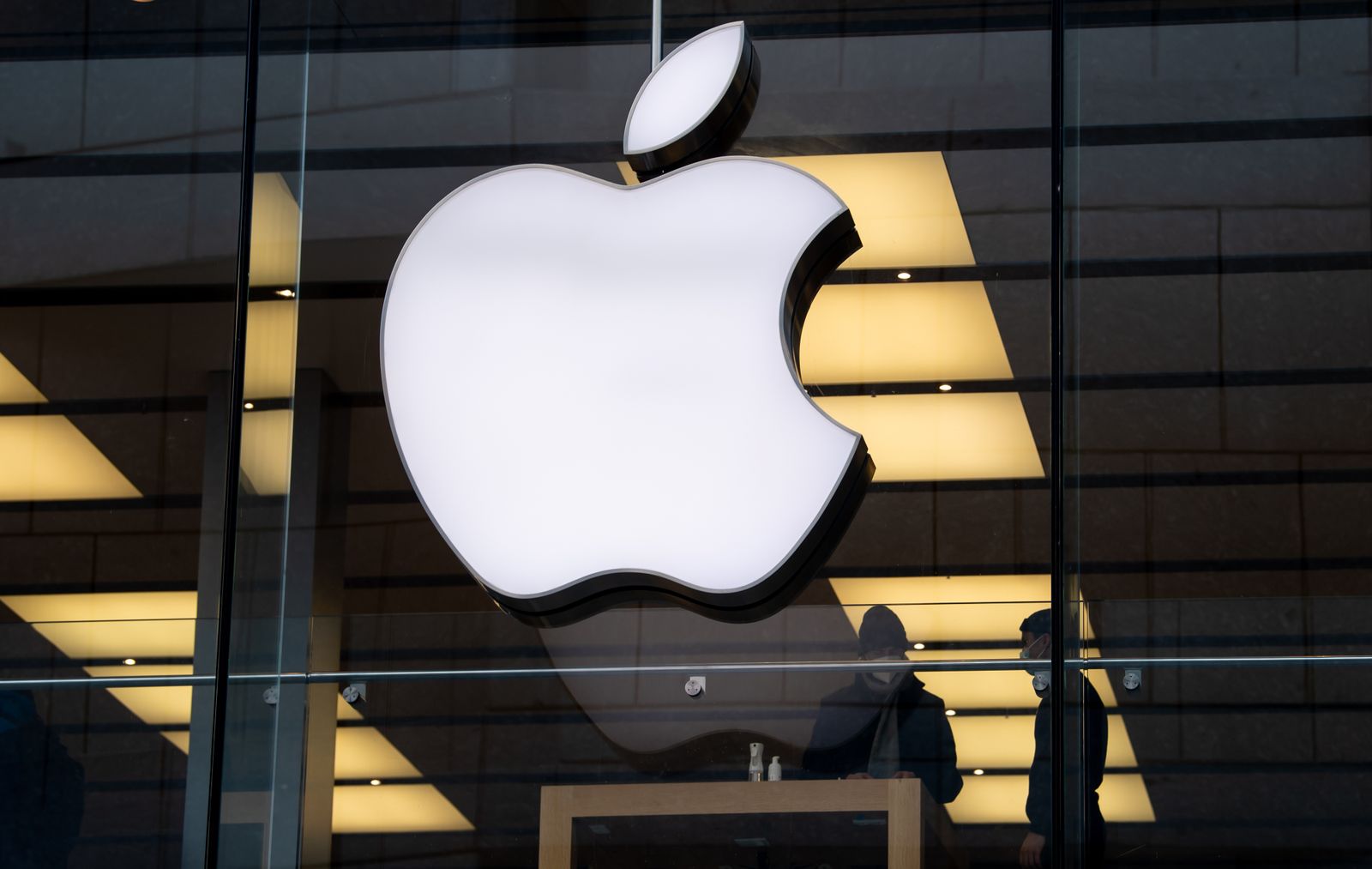 El famoso logotipo de la manzana en una tienda de Apple