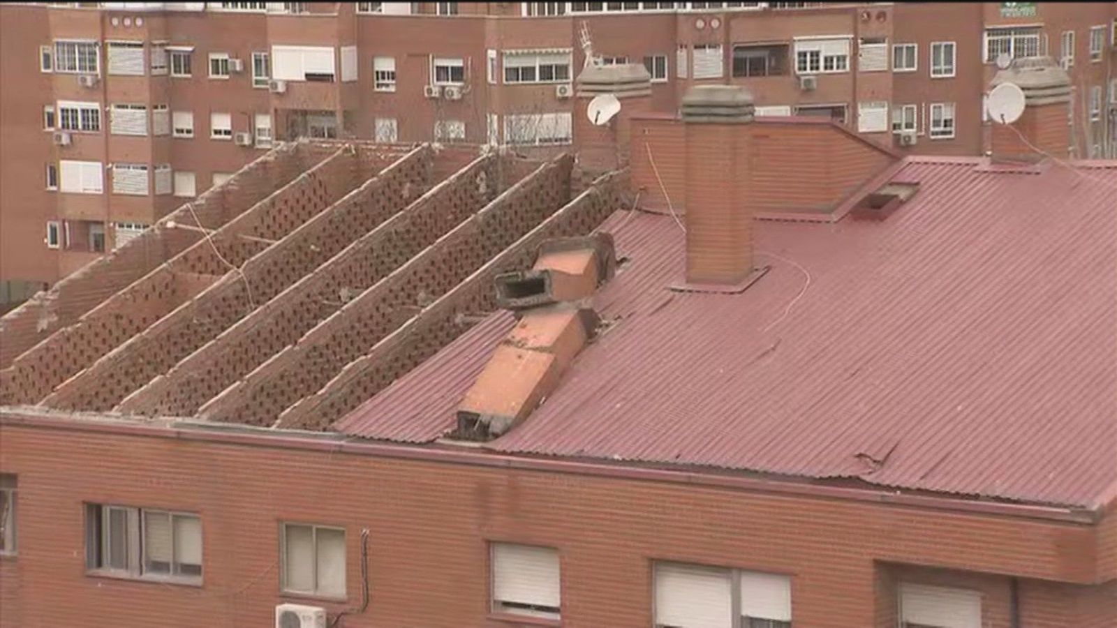 Piden que las chimeneas rotas sean retiradas del tejado que voló por el viento en Vallecas
