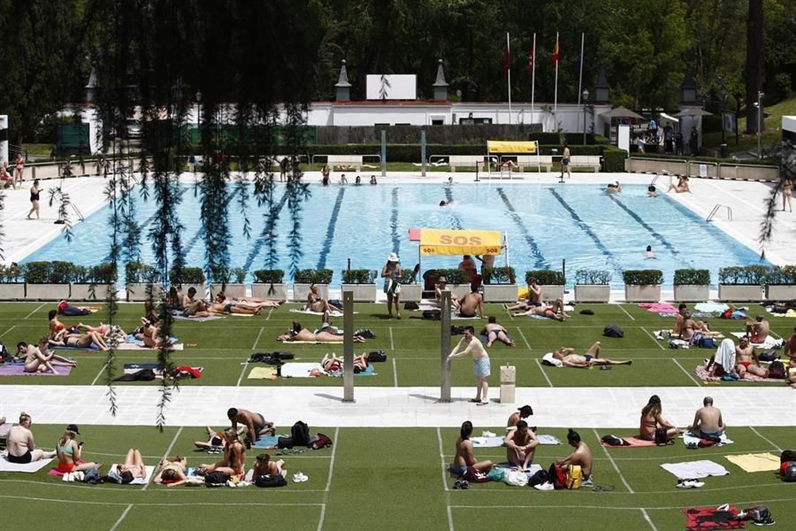Primer día de piscinas municipales en la capital con turnos, aforos y desinfección