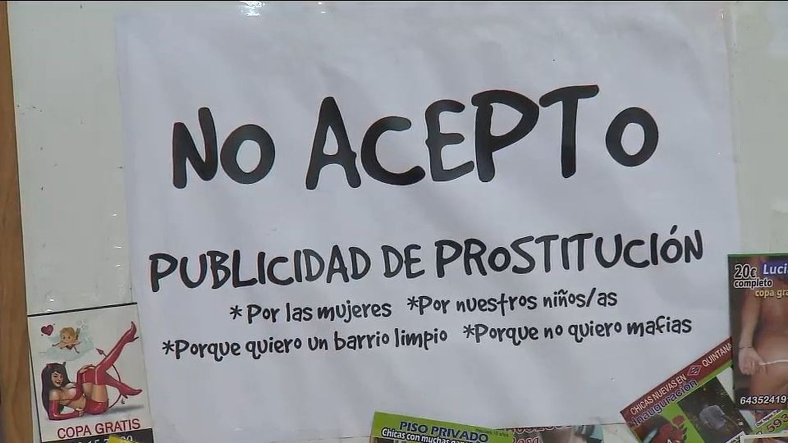Vecinos de varios barrios de Madrid recogen kilos de publicidad sexual de los parabrisas de los coches