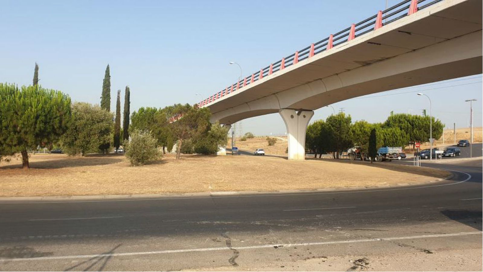 Rotonda d entrada a la urbanización El Bosque