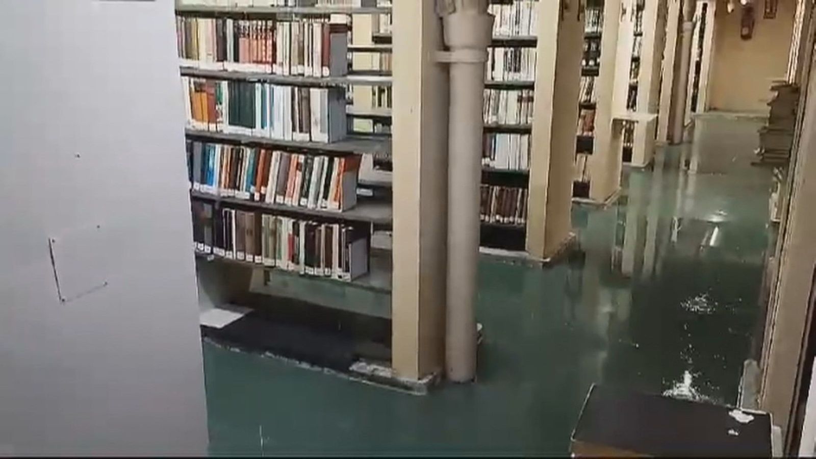 Una nueva inundación en la Biblioteca Nacional afecta a un centenar de libros