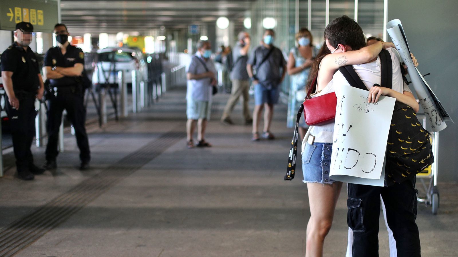 Una pareja se reencuentra en el Aeropuerto de Madrid-Barajas, tras el confinamiento por la pandemia del coronavirus