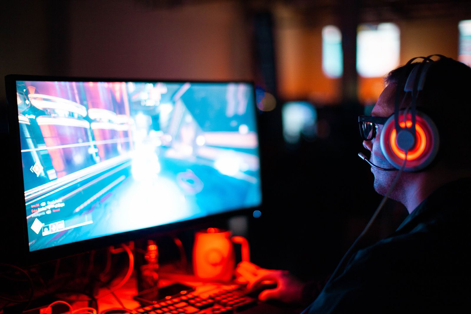 Un joven juega a un videojuego