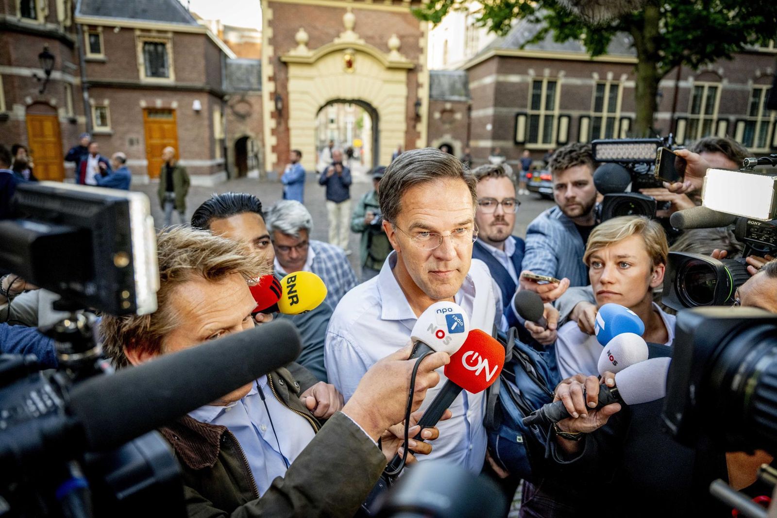 El primer ministro de Países Bajos, Mark Rutte, habla con la presa