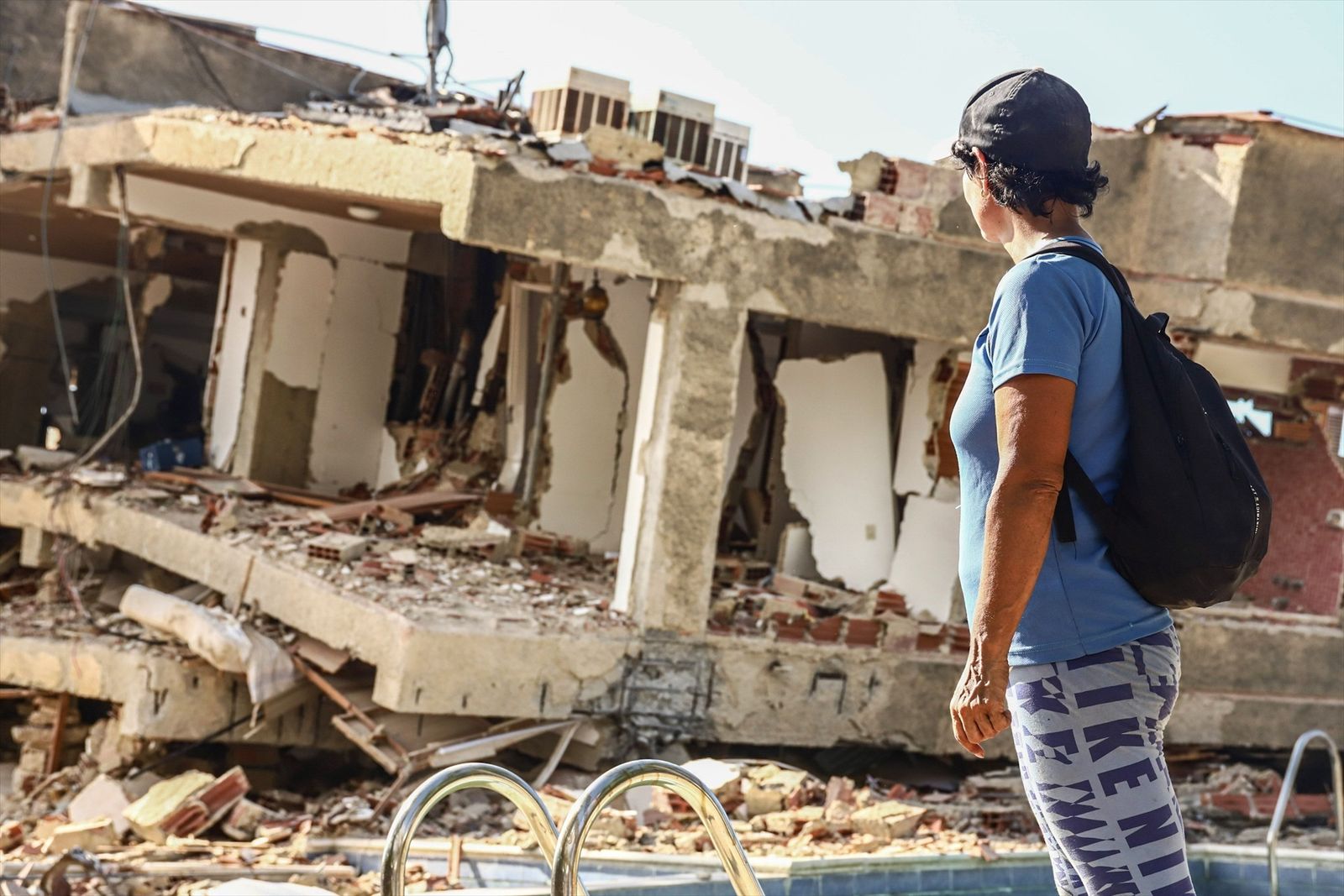 Una persona observa un edificio colapsado en Caraballeda, La Guaira, Venezuela