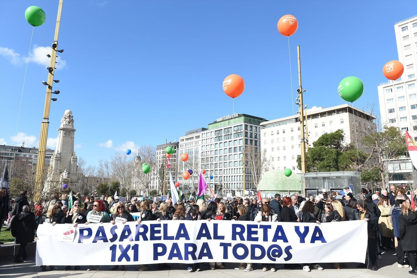 Abogados y procuradores mutualistas salen a las calles de Madrid para reclamar "unas pensiones dignas"