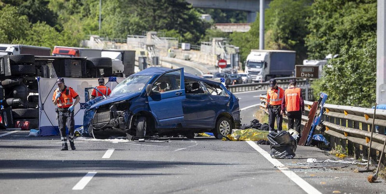 Estado en el que ha quedado la furgoneta ocupada por los cinco policías forales navarros muertos