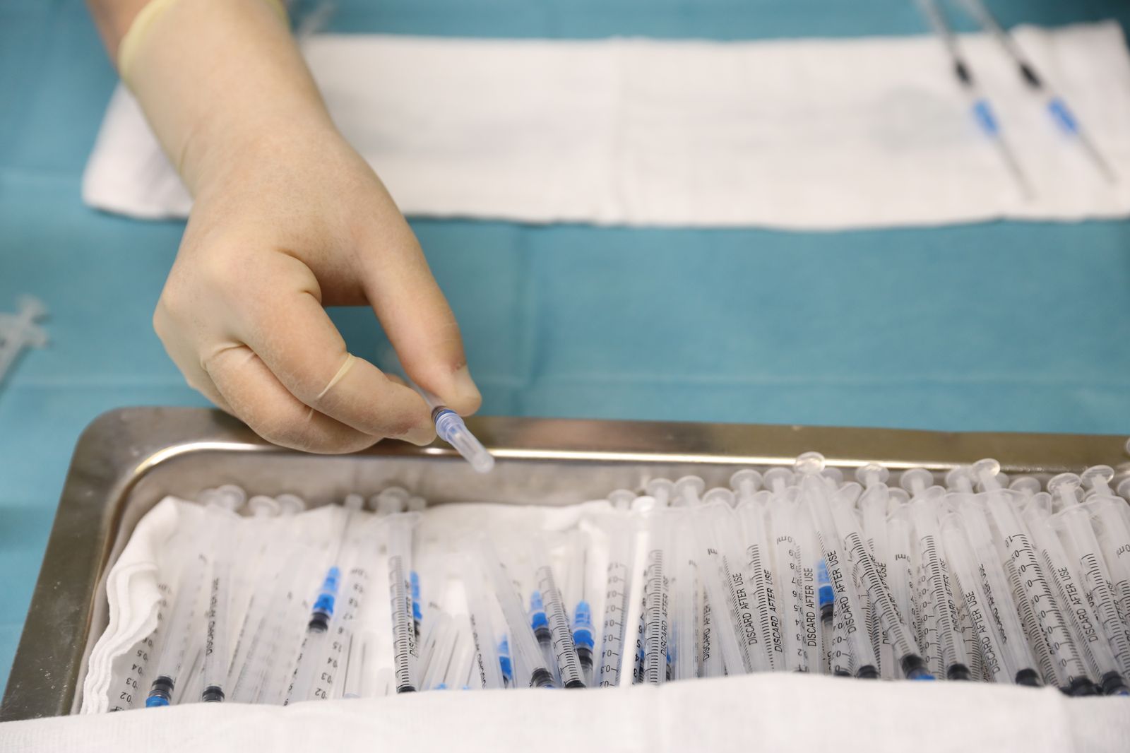 Una enfermera prepara una dosis de vacuna Pfizer en el hospital Gregorio Marañón de Madrid
