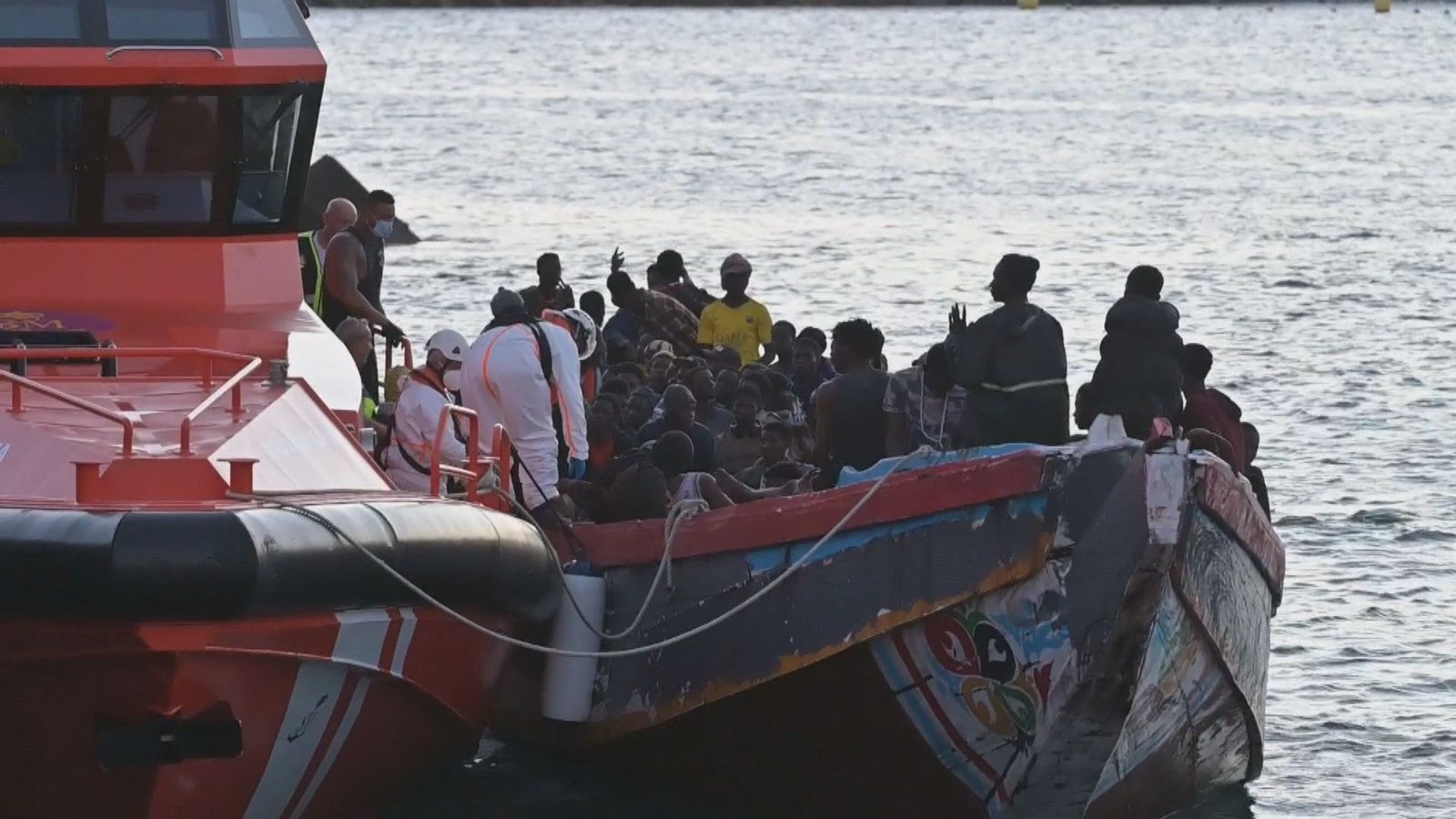 Salvamento Marítimo rescata a más de 350 personas en dos cayucos al sur de El Hierro