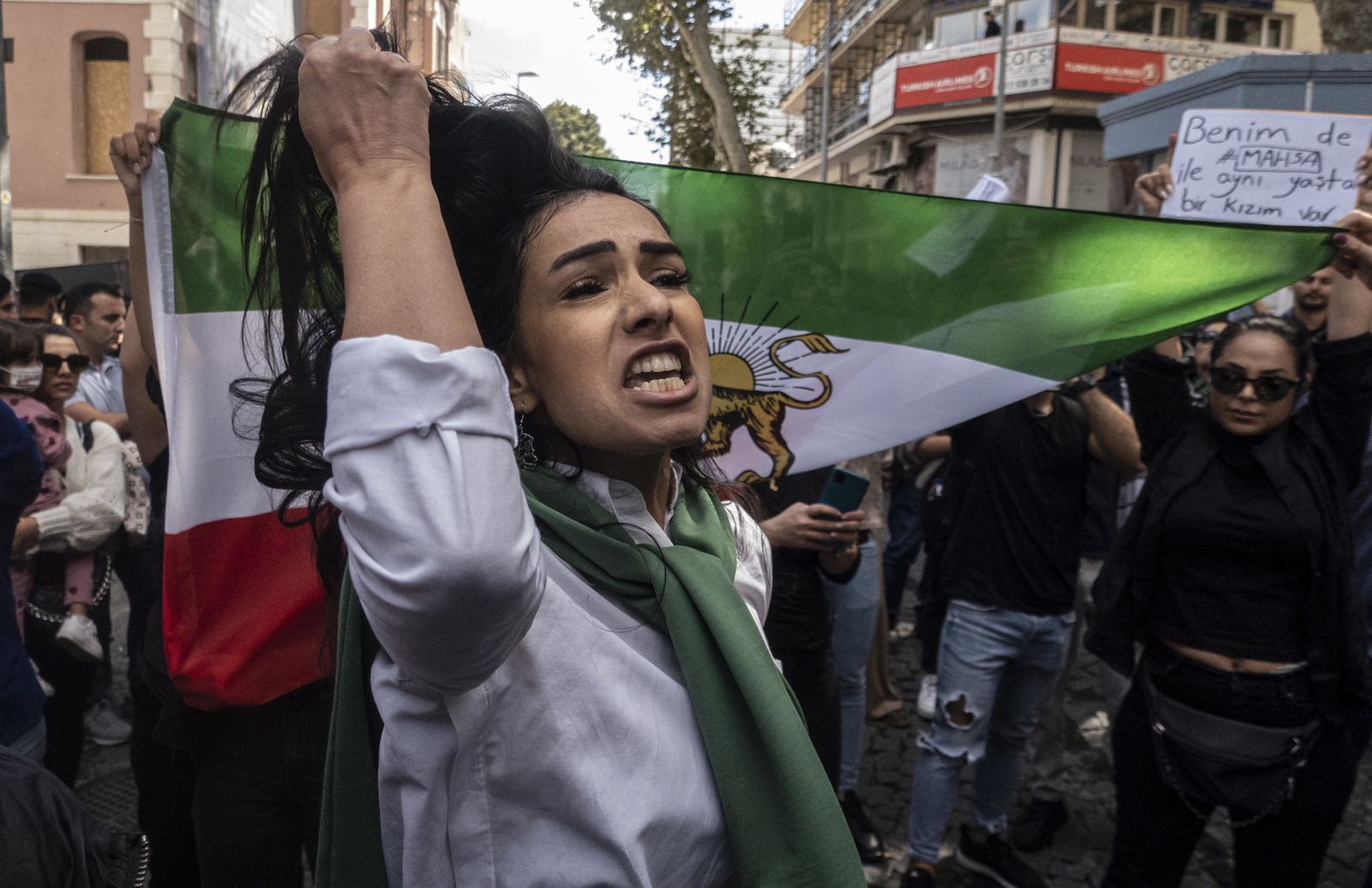 Una mujer durante las protestas por la muerte de Amini en Irán