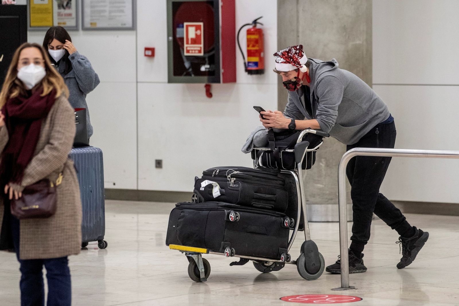 Día de reencuentros en Barajas antes de la Nochebuena