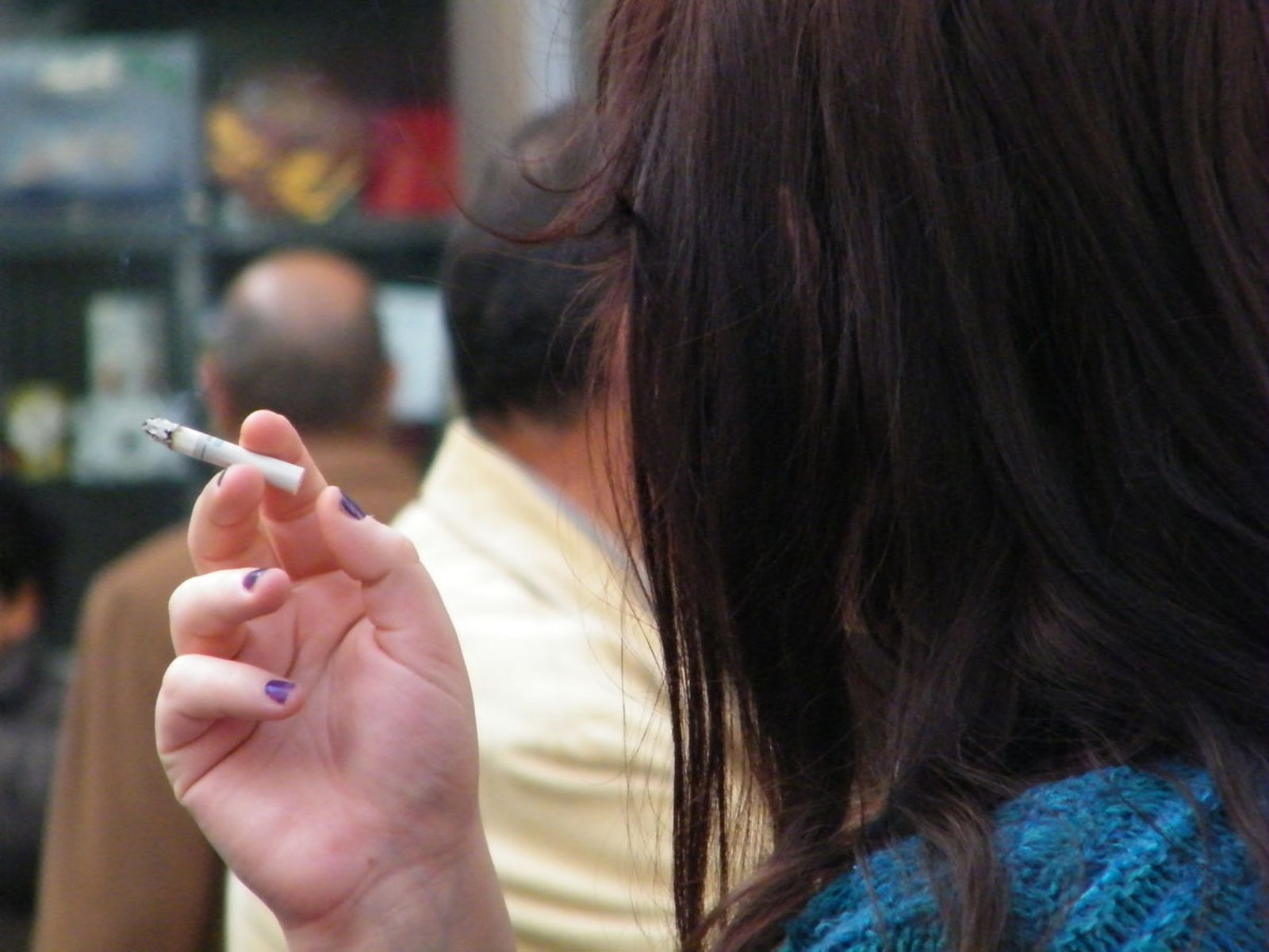 Una mujer fumando