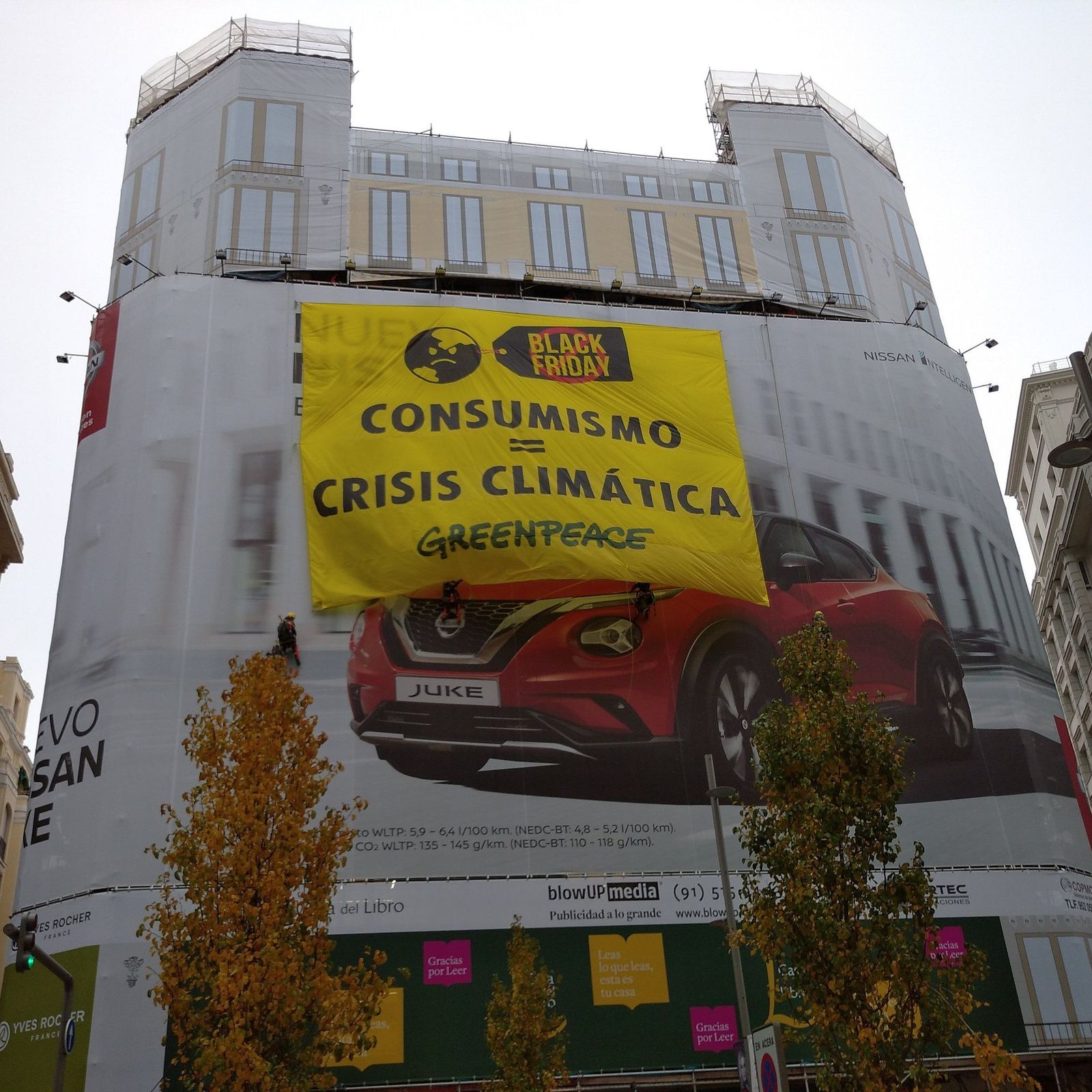 Acción de Greenpeace en plena Gran Vía contra el Black Friday