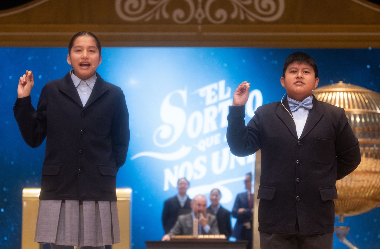 Piero Rai Chávez Huaroto y Alisce Ríos Gonzales cantan el primer premio, el 'Gordo', el número 72.480